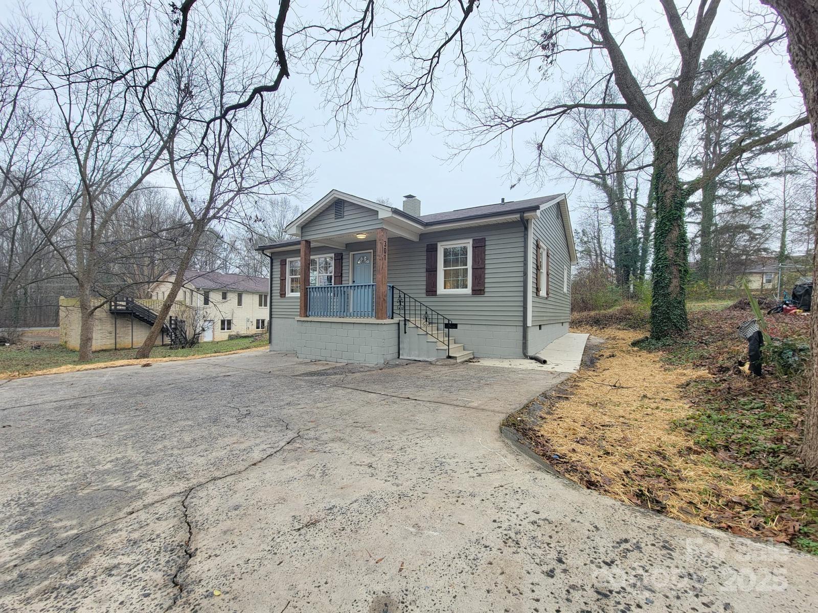 301 W Hartford Avenue Property Photo