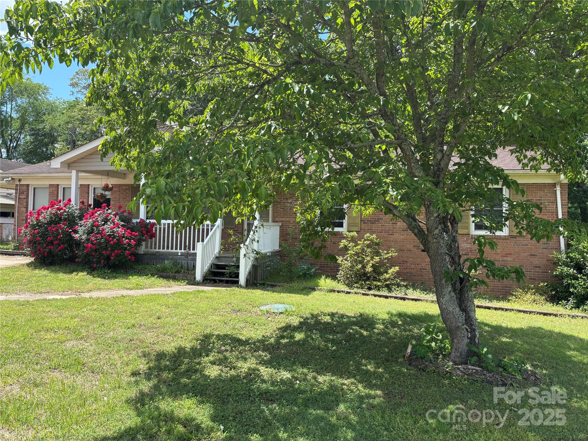 784 Crestmont Drive Property Photo 1