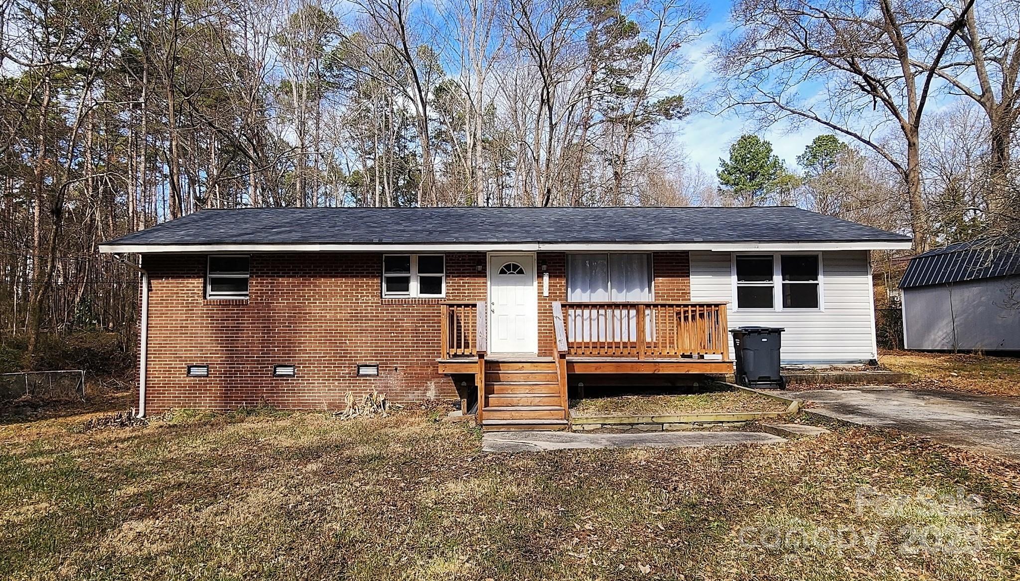 704 W Border Street Property Photo