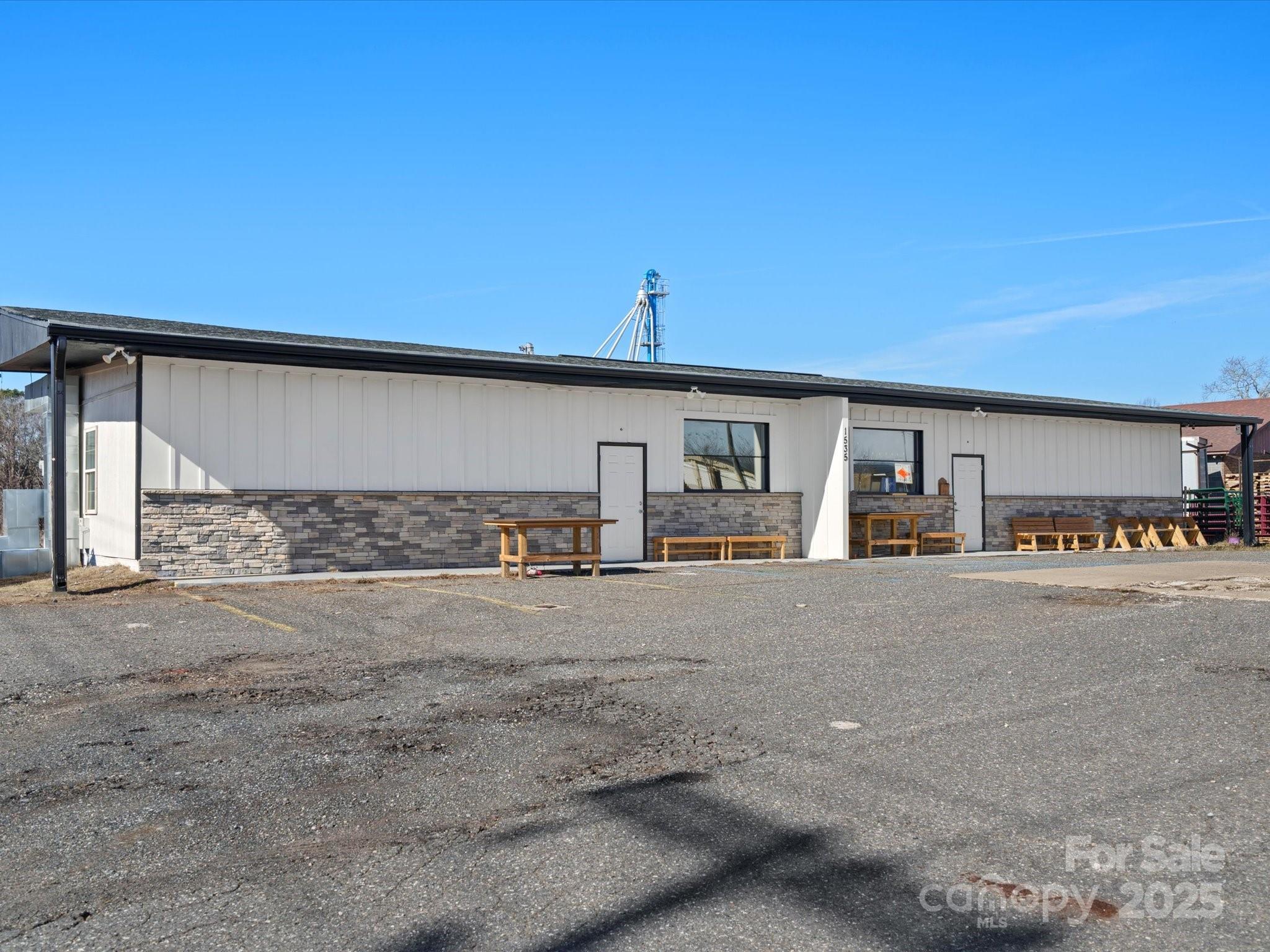 1535 Filbert Highway Property Photo 3