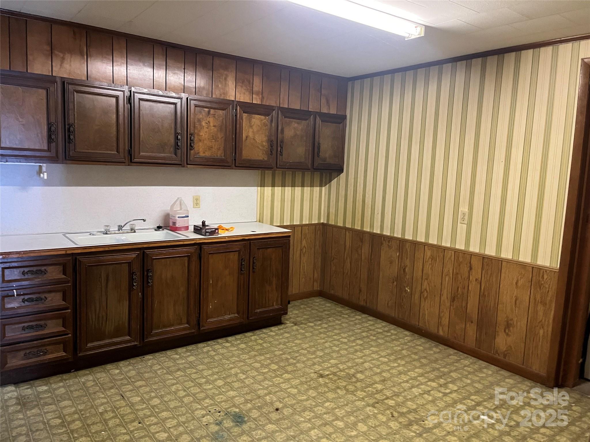 1602 Harper Avenue Property Photo 2