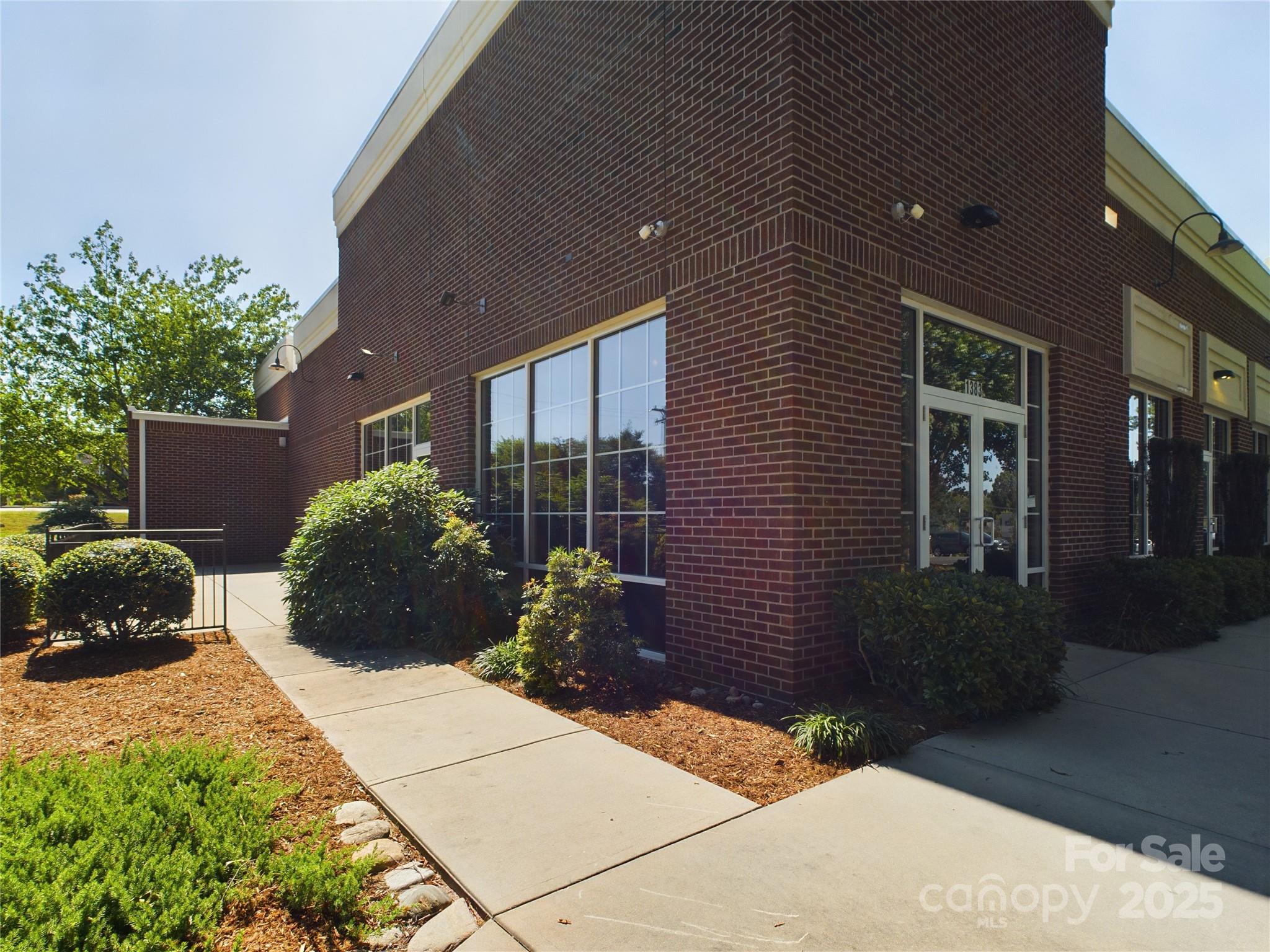 1383 N Center Street Rest. Property Photo 1