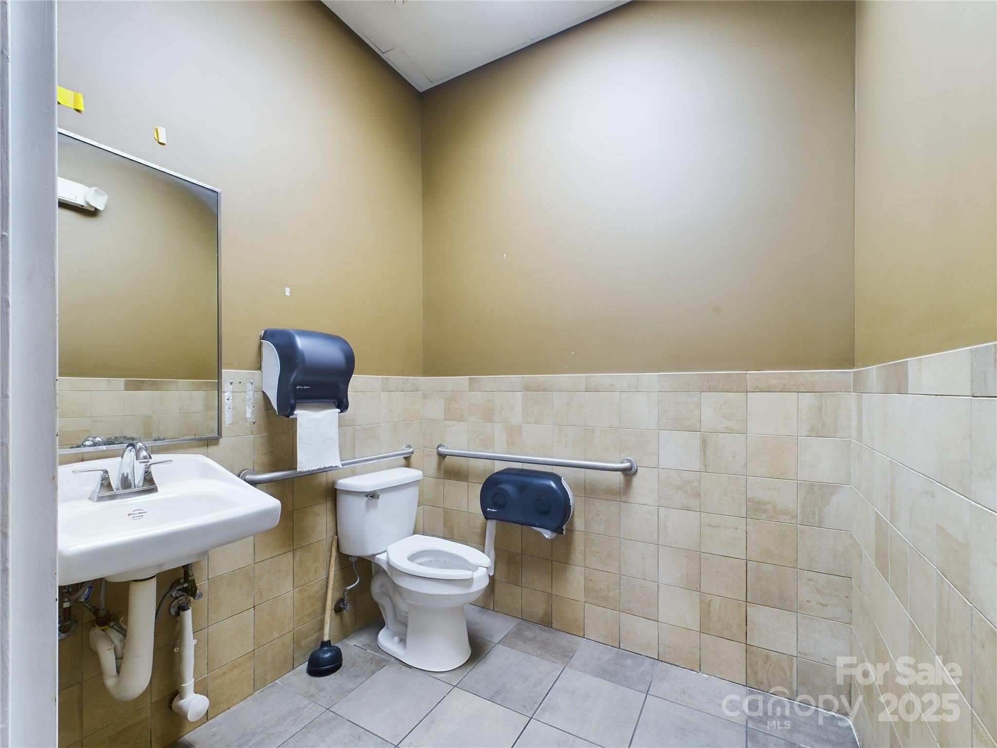 1383 N Center Street Rest. Property Photo 9