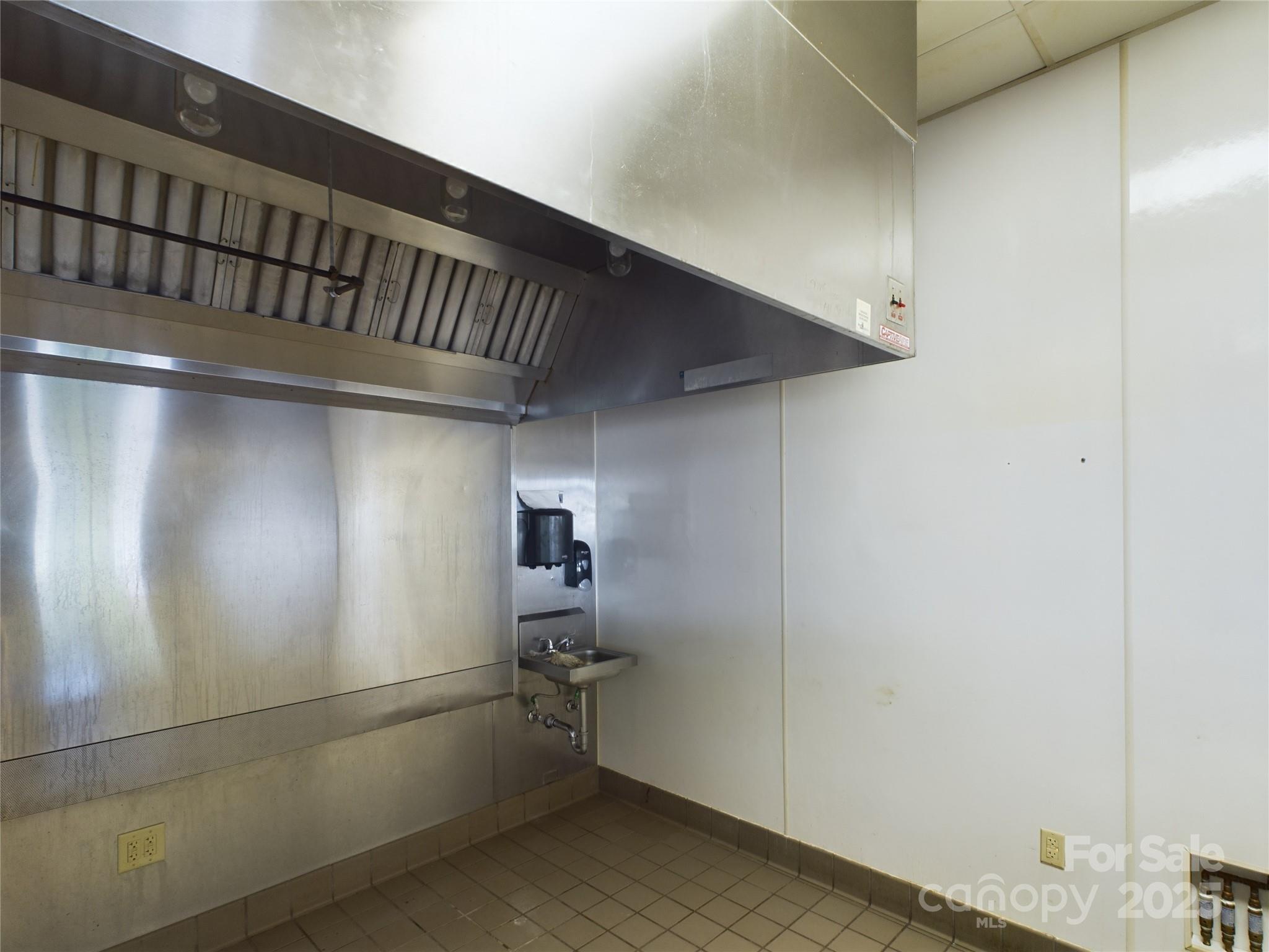 1383 N Center Street Rest. Property Photo 15