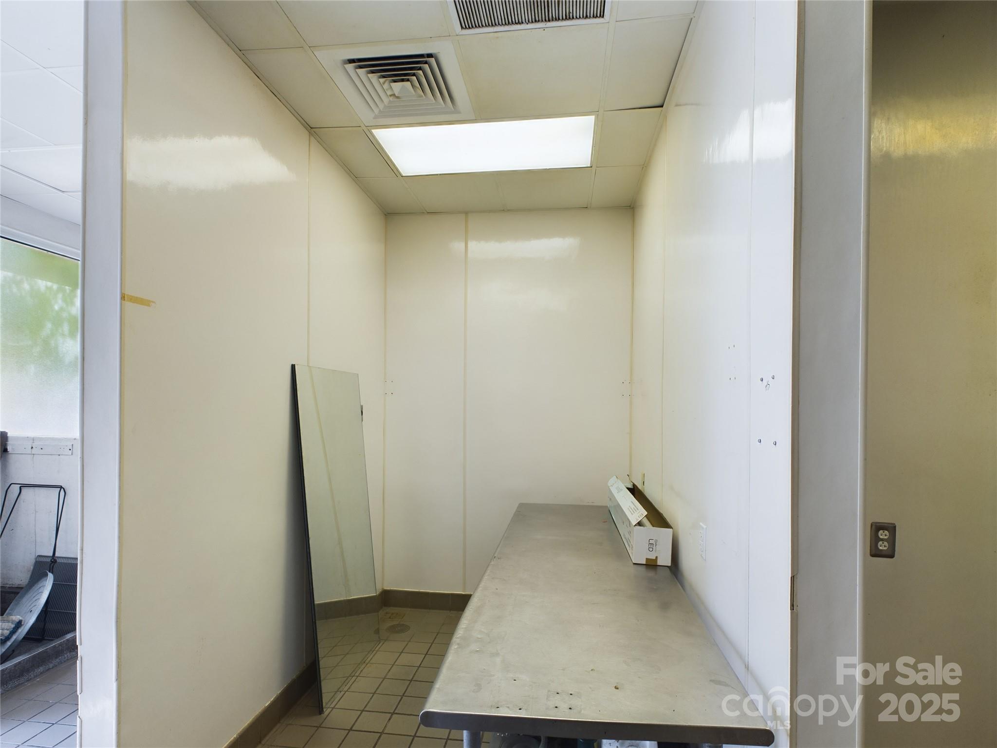 1383 N Center Street Rest. Property Photo 19