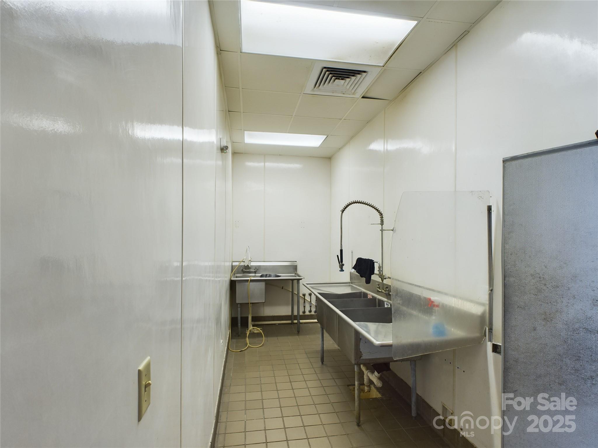 1383 N Center Street Rest. Property Photo 22