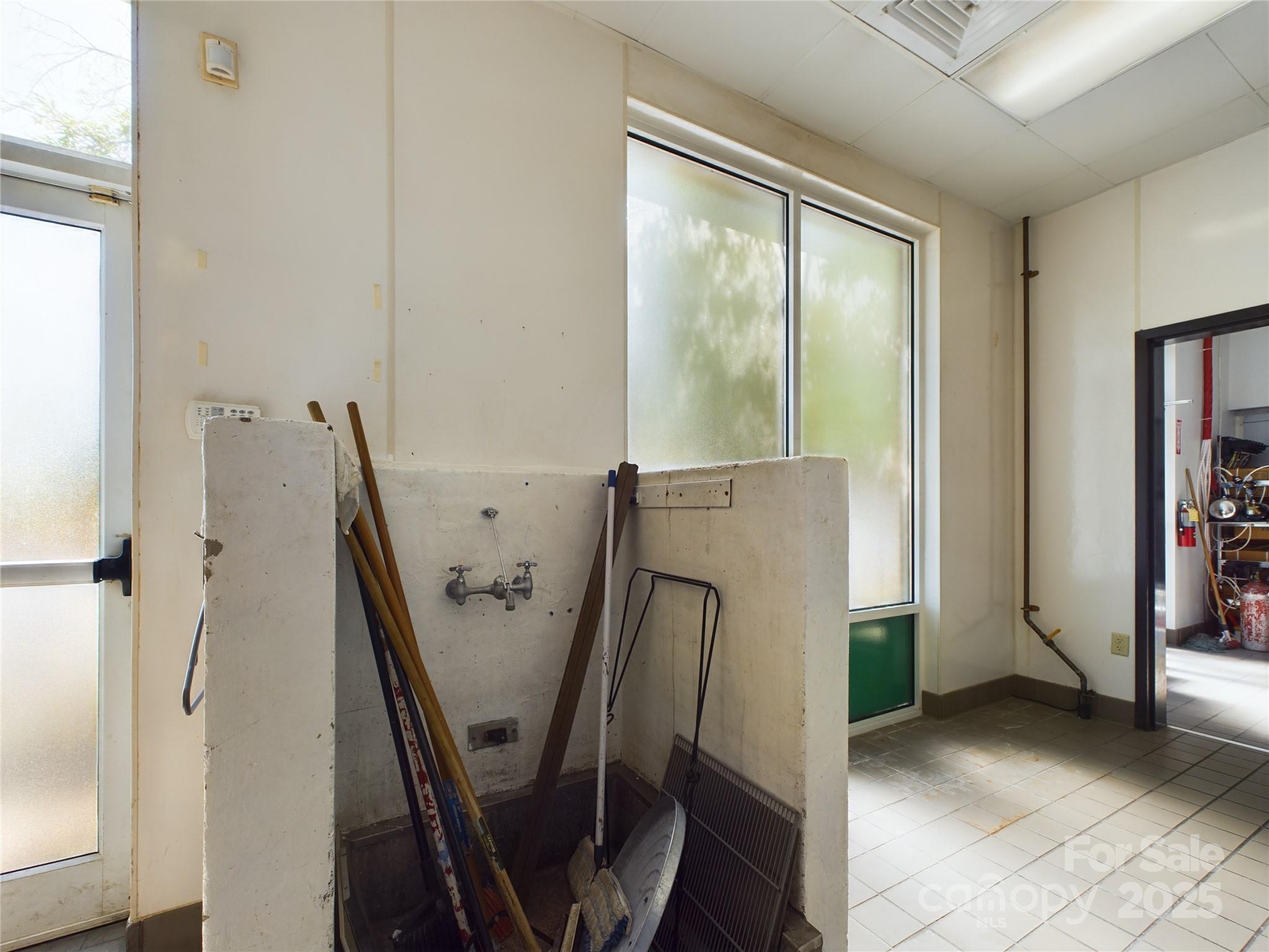1383 N Center Street Rest. Property Photo 27