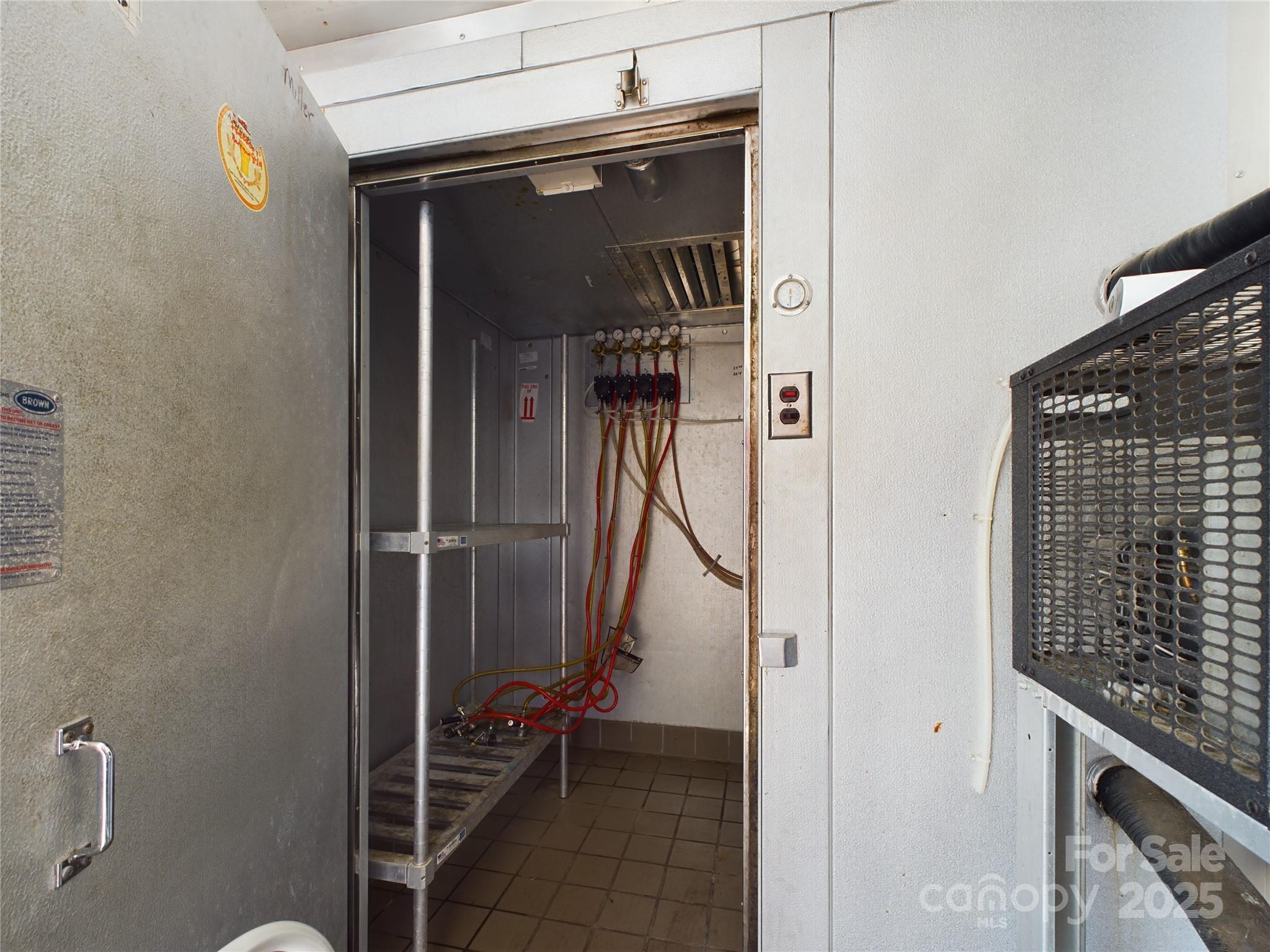 1381 N Center Street Bar Property Photo 2