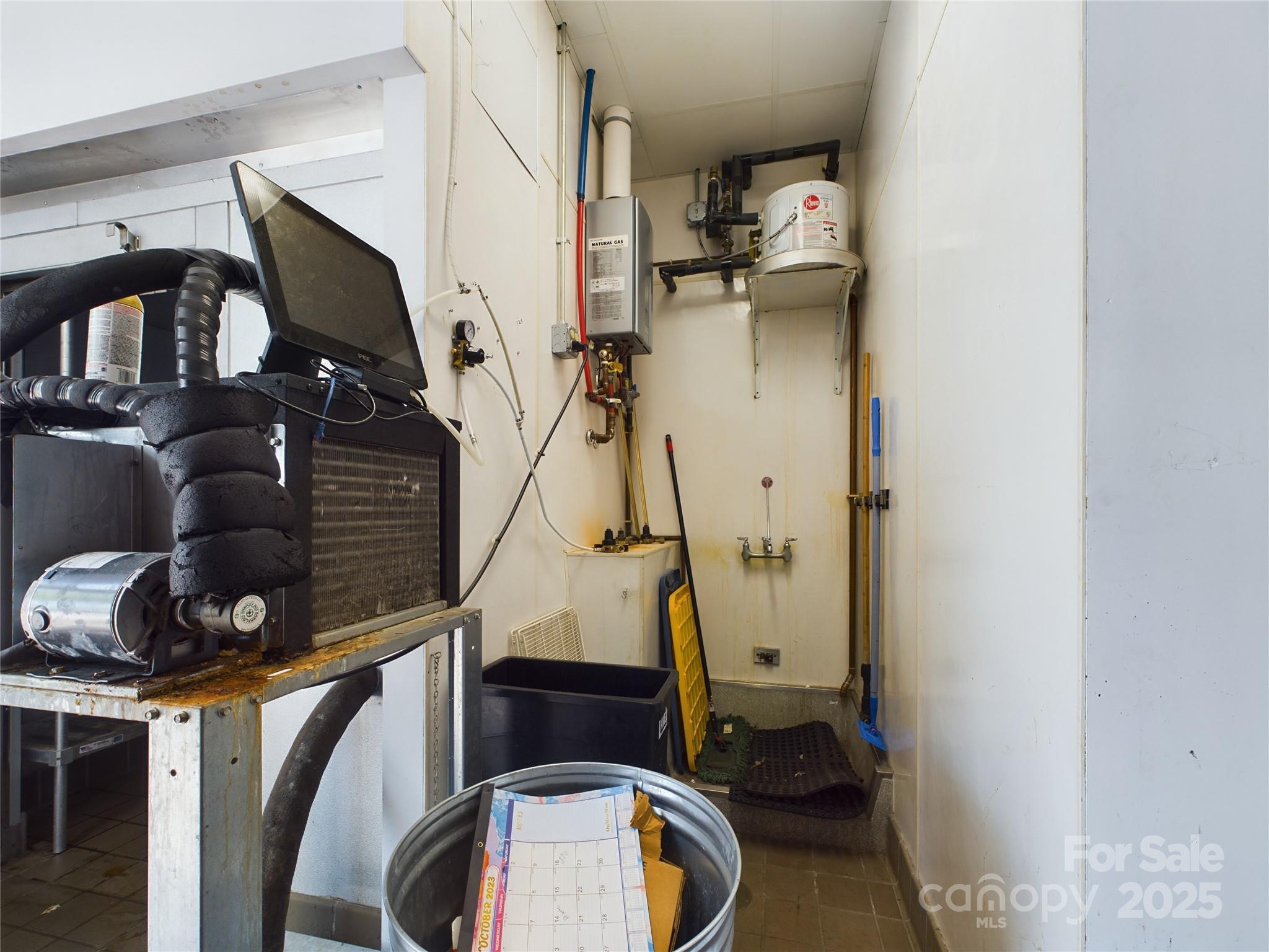 1381 N Center Street Bar Property Photo 3