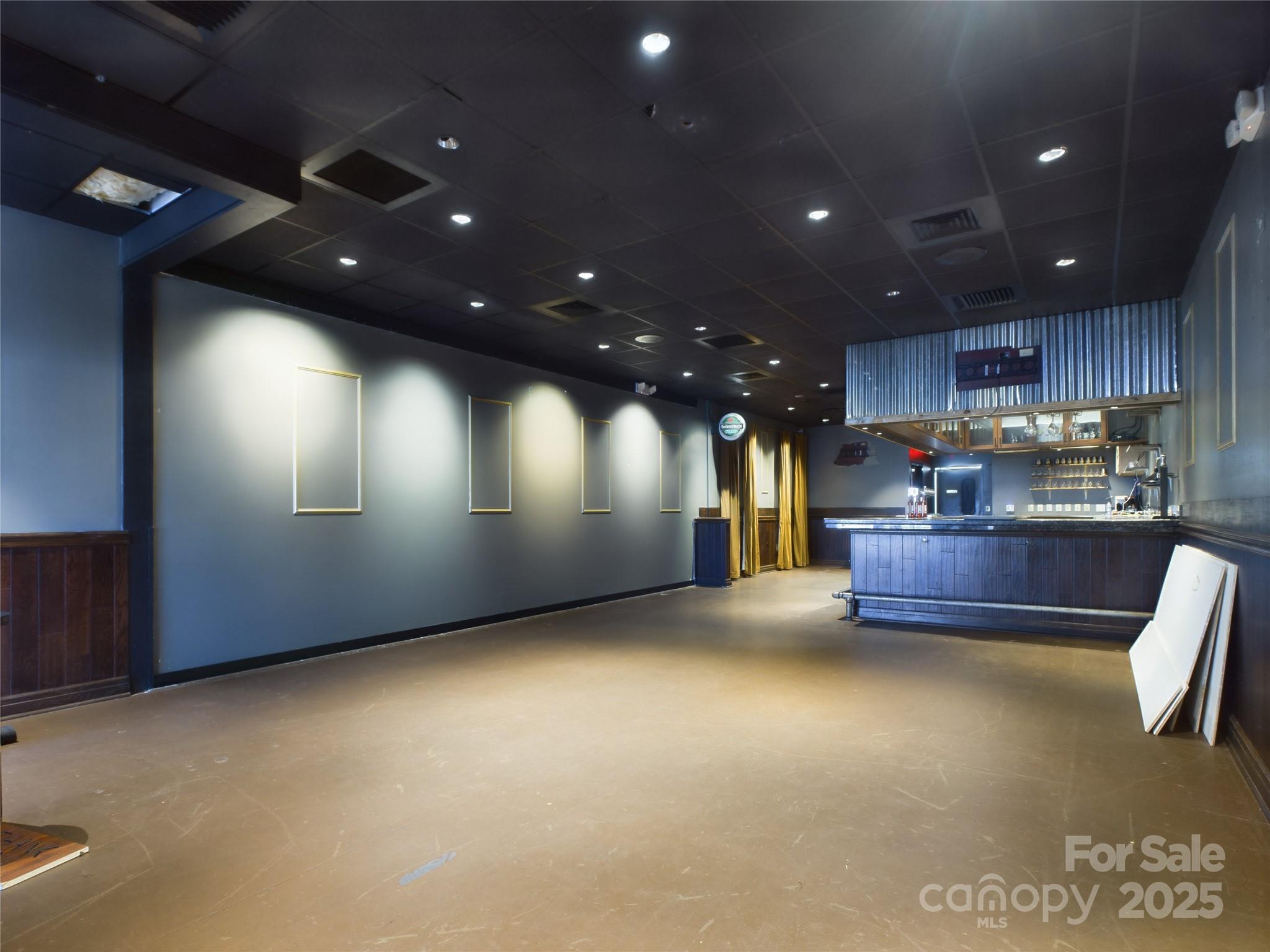 1381 N Center Street Bar Property Photo 13