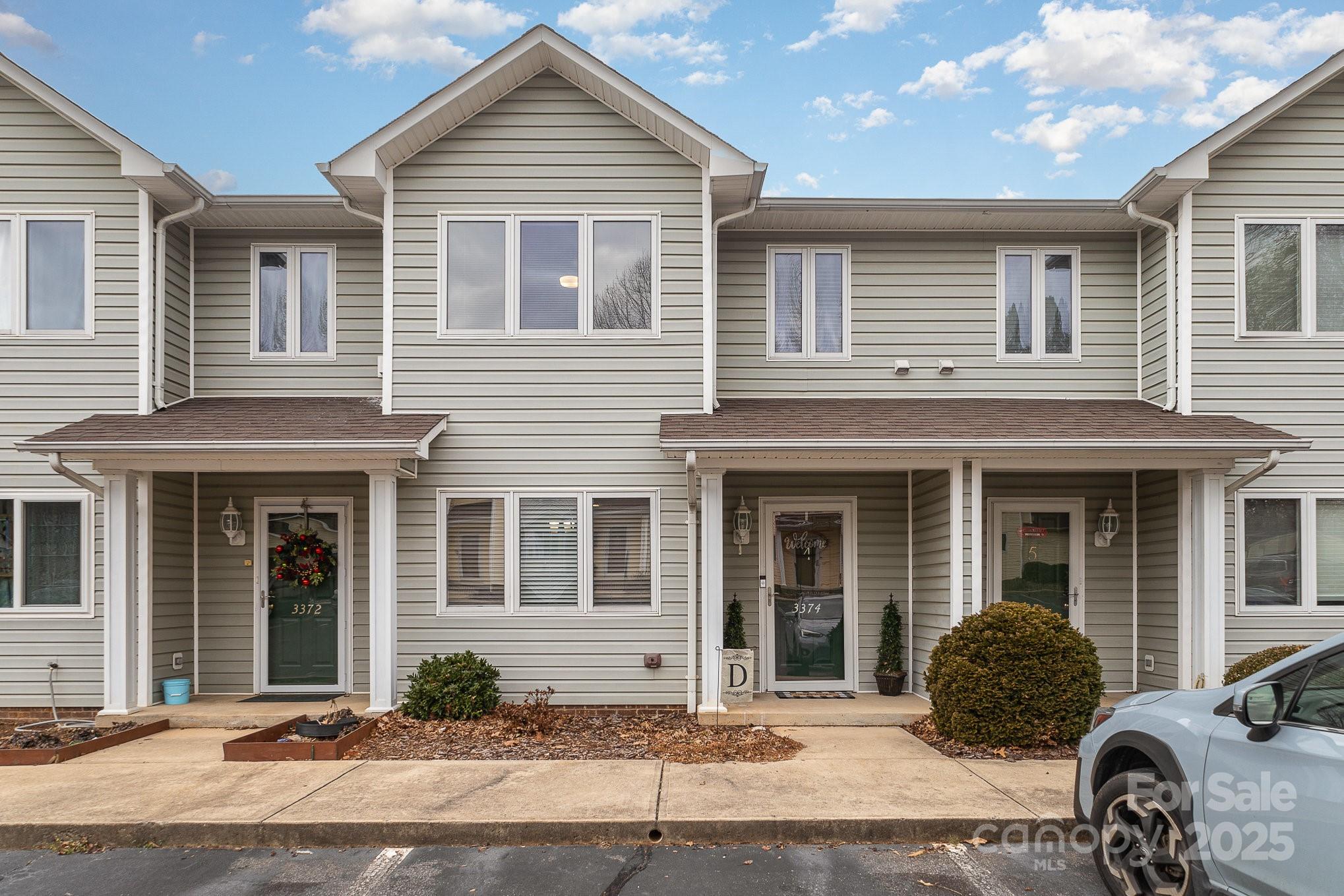 3374 White Oak Court Property Photo