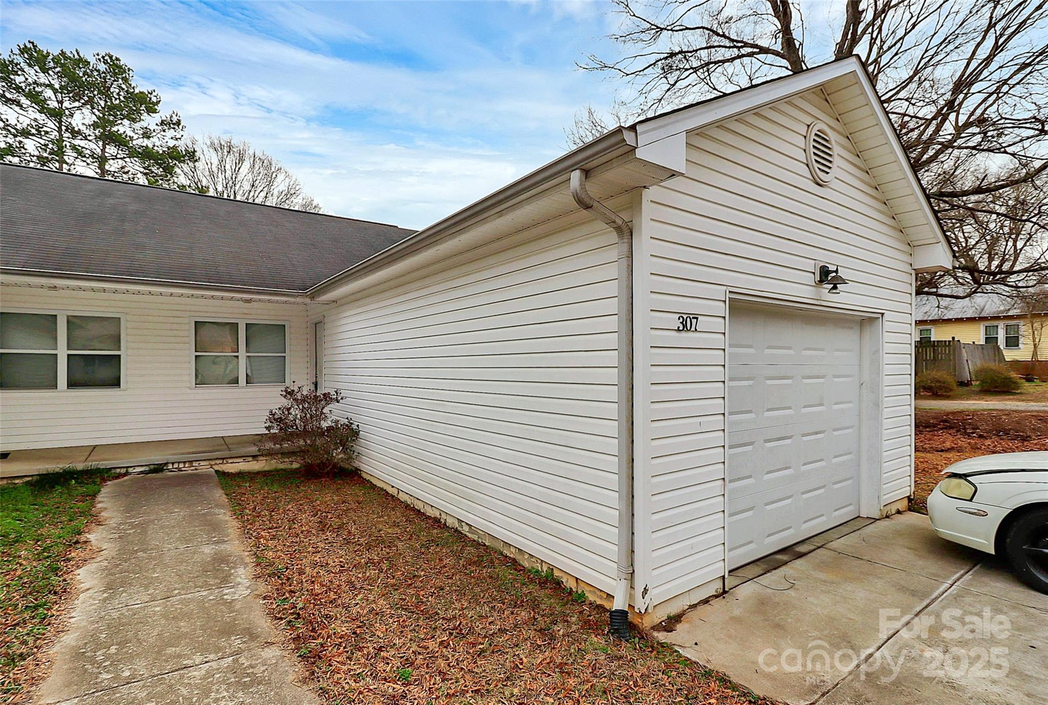 307 W Mcneely Avenue Property Photo 1