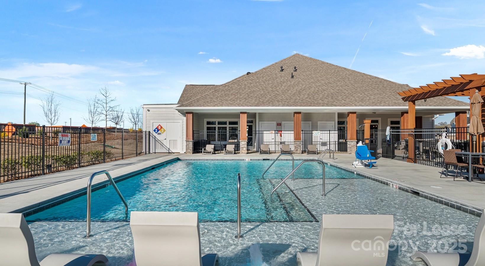 525 Wayforth Road B3 Property Photo 9