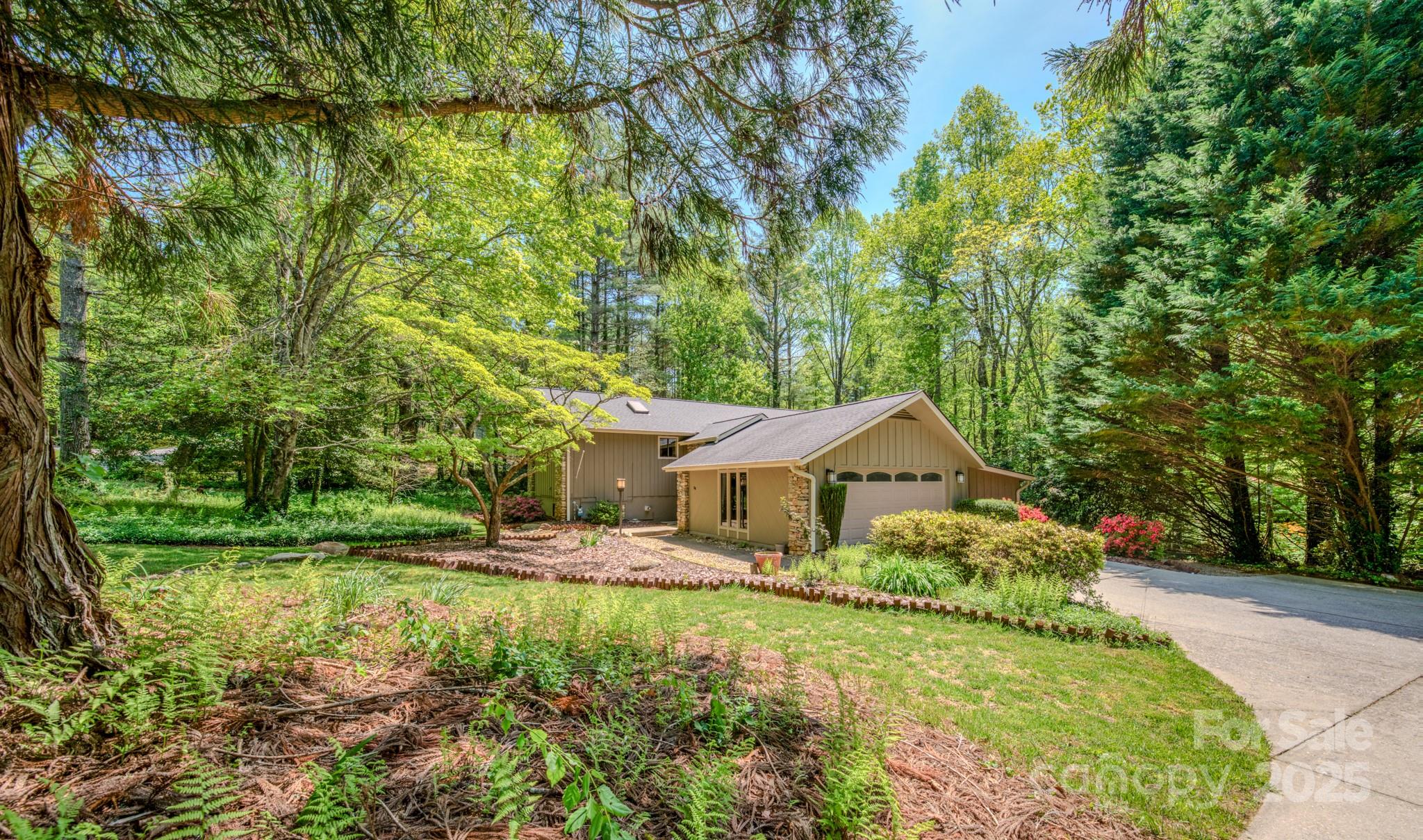 138 Woodhaven Drive Property Photo 1