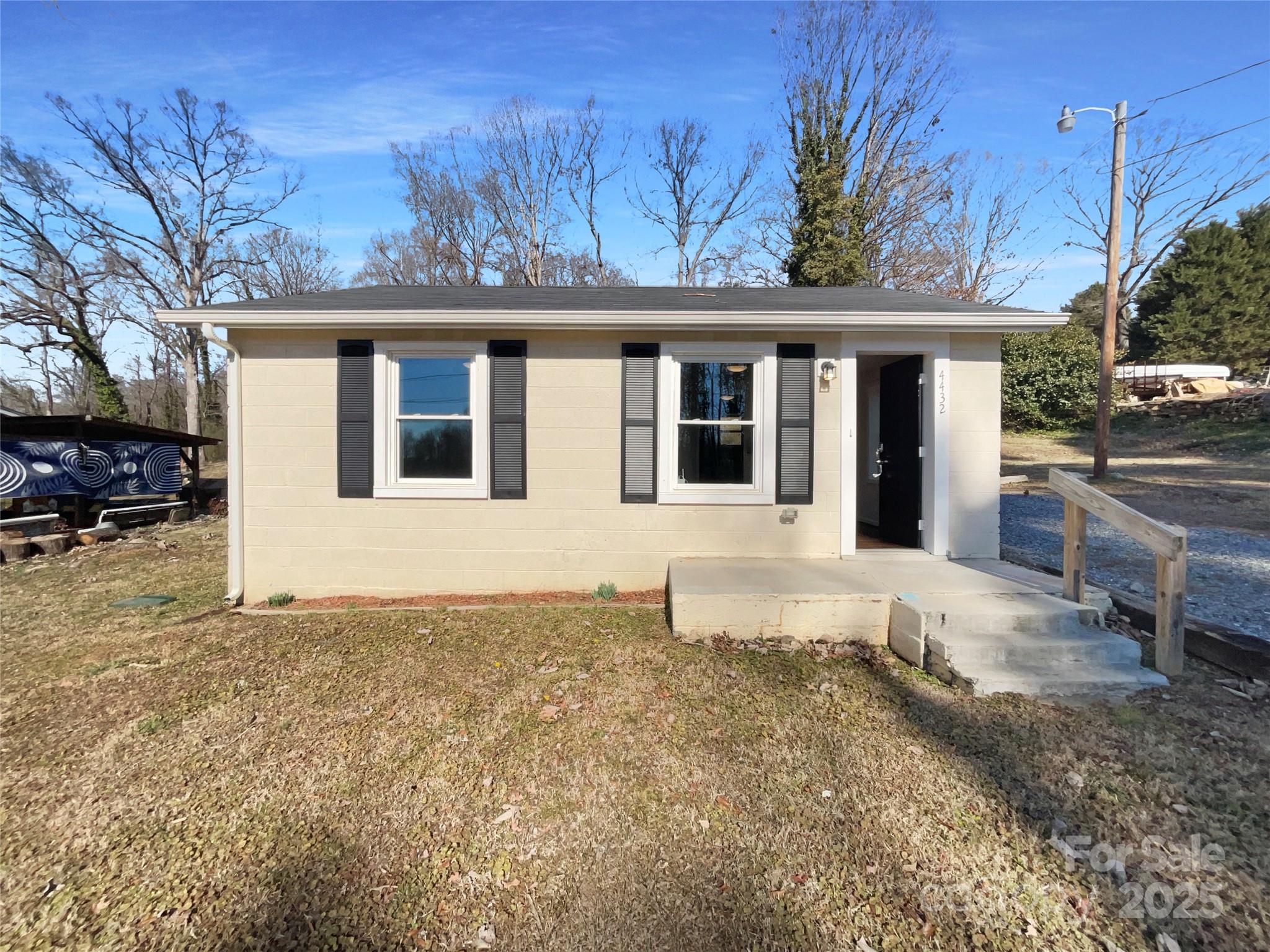 4432 Queens Street Property Photo