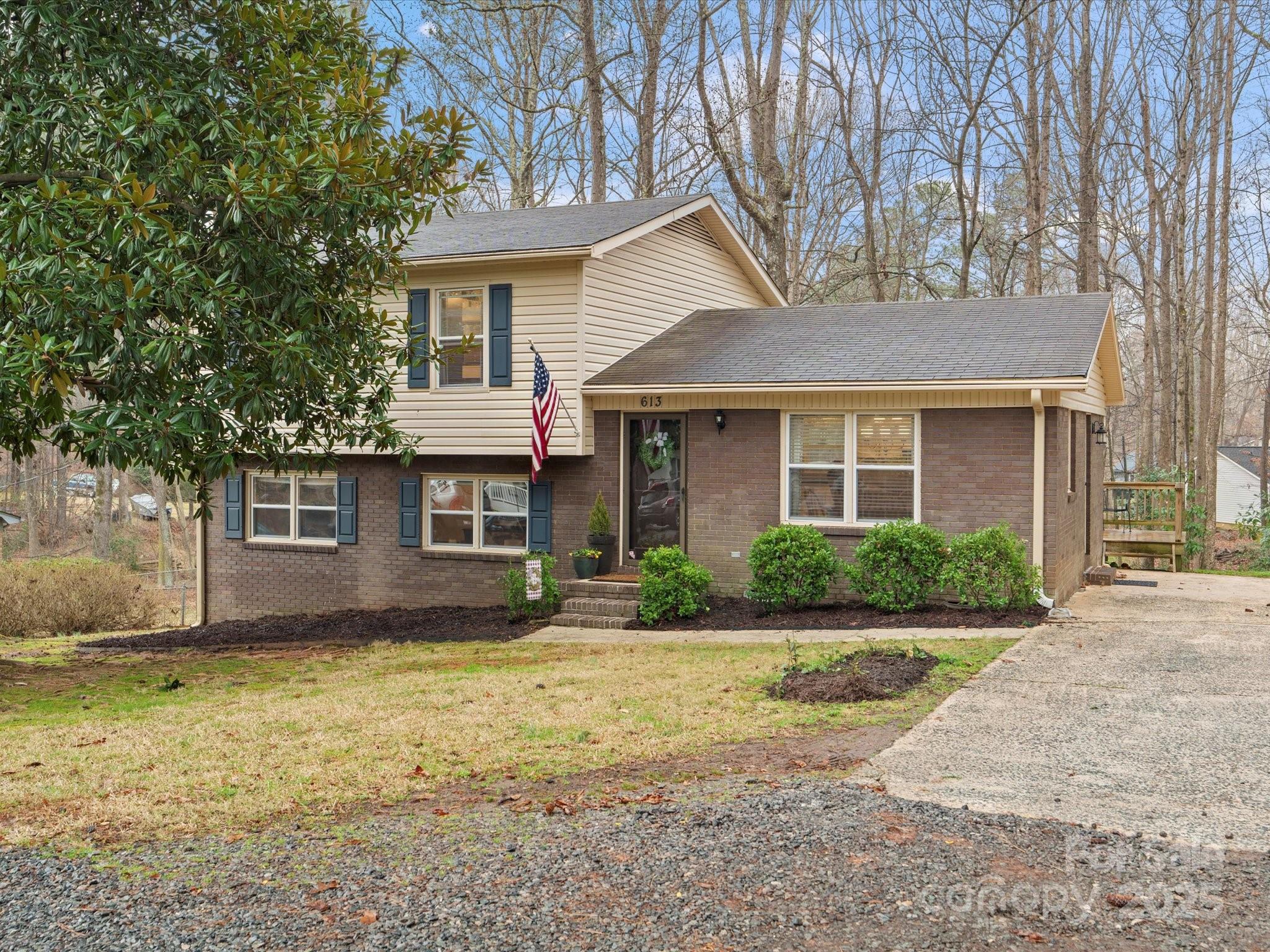 613 Lynn Street Property Photo