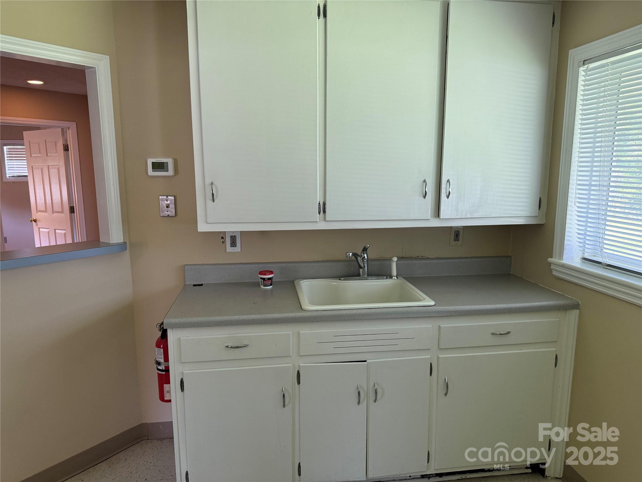 508 S Sutherland Avenue Property Photo 2