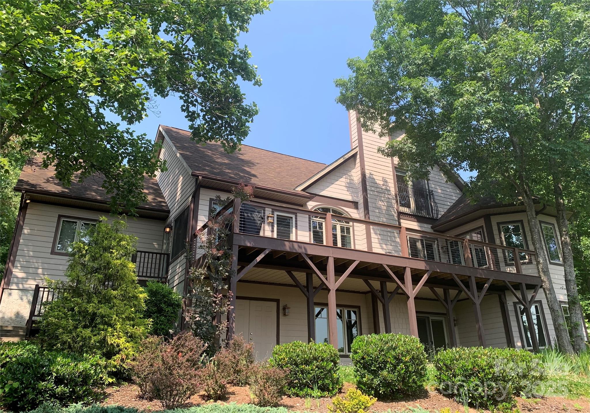 142 Twin Courts Drive Property Photo 1