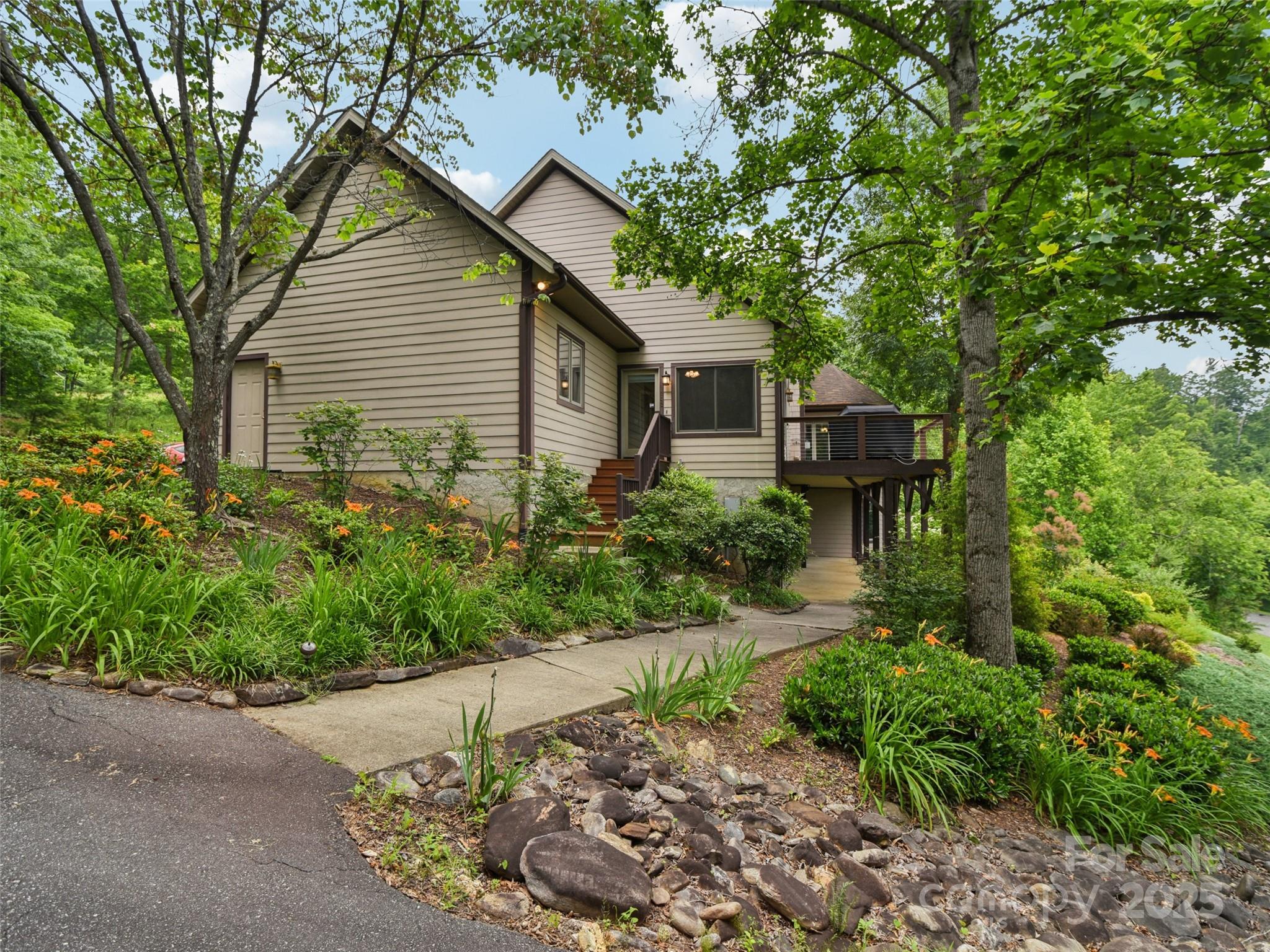 142 Twin Courts Drive Property Photo 4