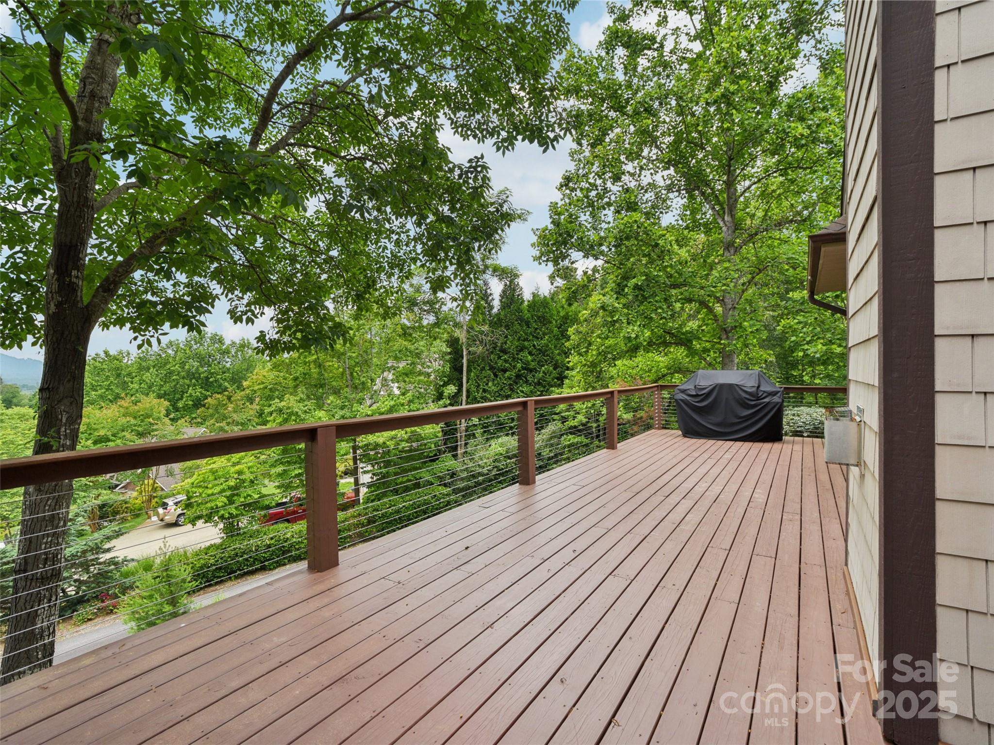 142 Twin Courts Drive Property Photo 5