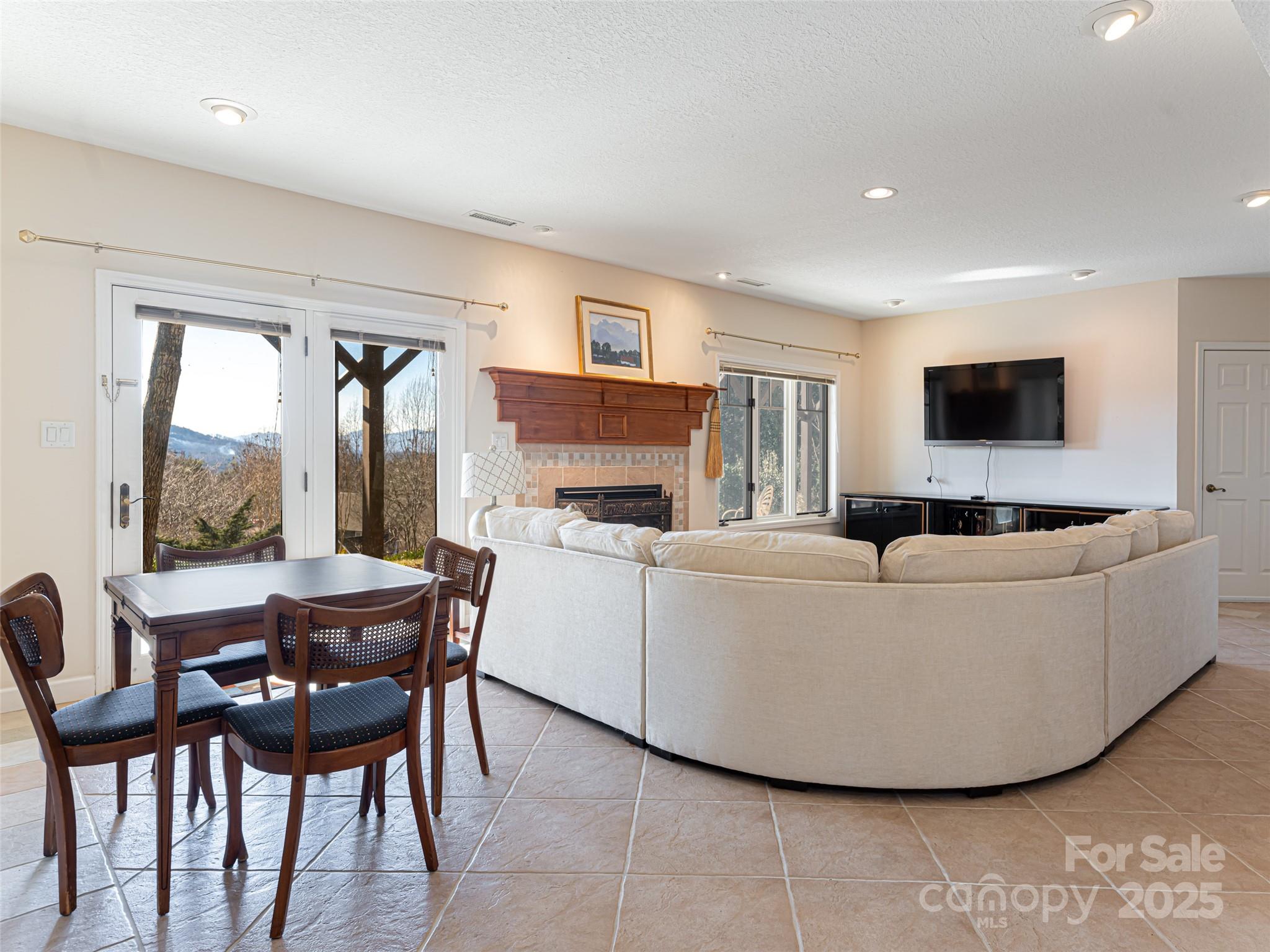 142 Twin Courts Drive Property Photo 34