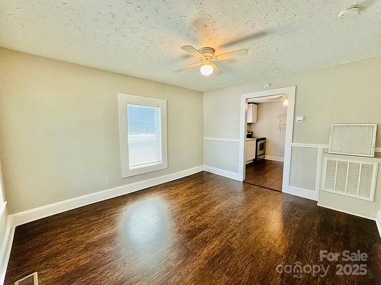 904 N Oakland Street Property Photo 2