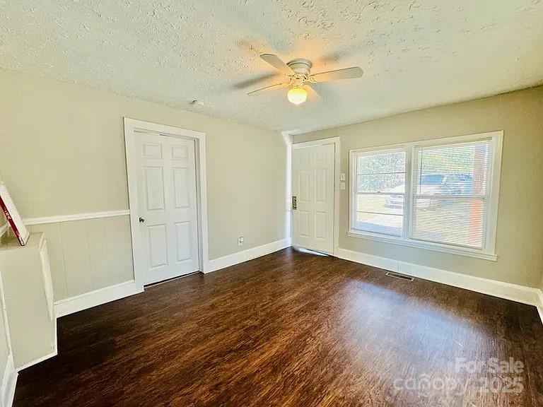 904 N Oakland Street Property Photo 6