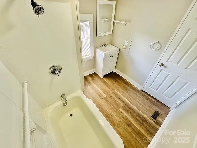 904 N Oakland Street Property Photo 8