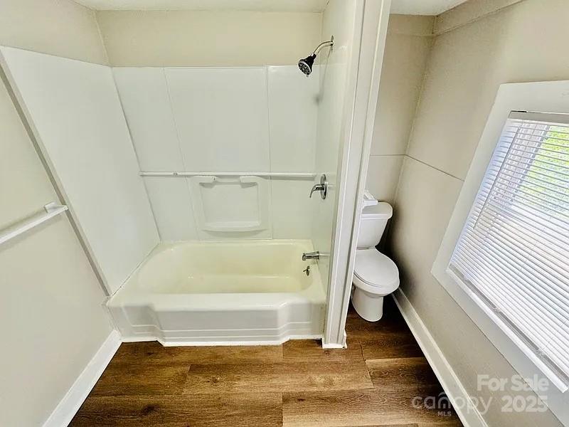 904 N Oakland Street Property Photo 9