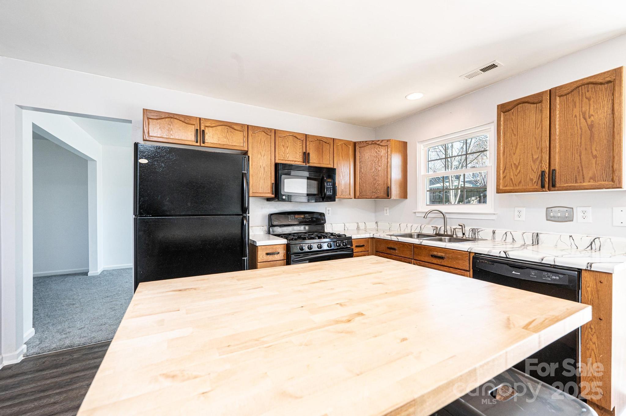 102 Brewster Court Property Photo 21