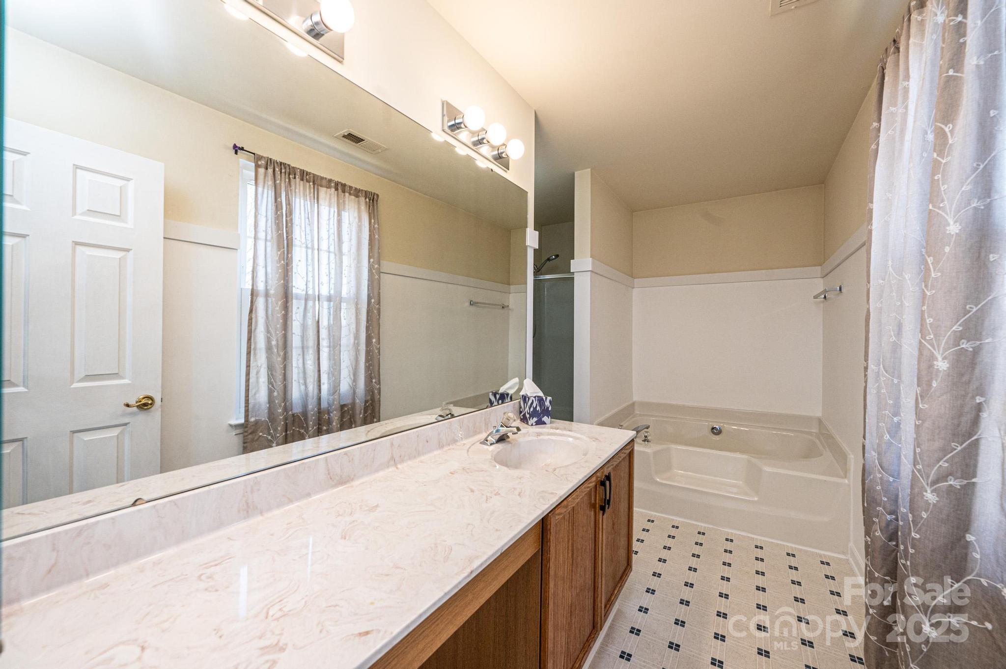 102 Brewster Court Property Photo 28