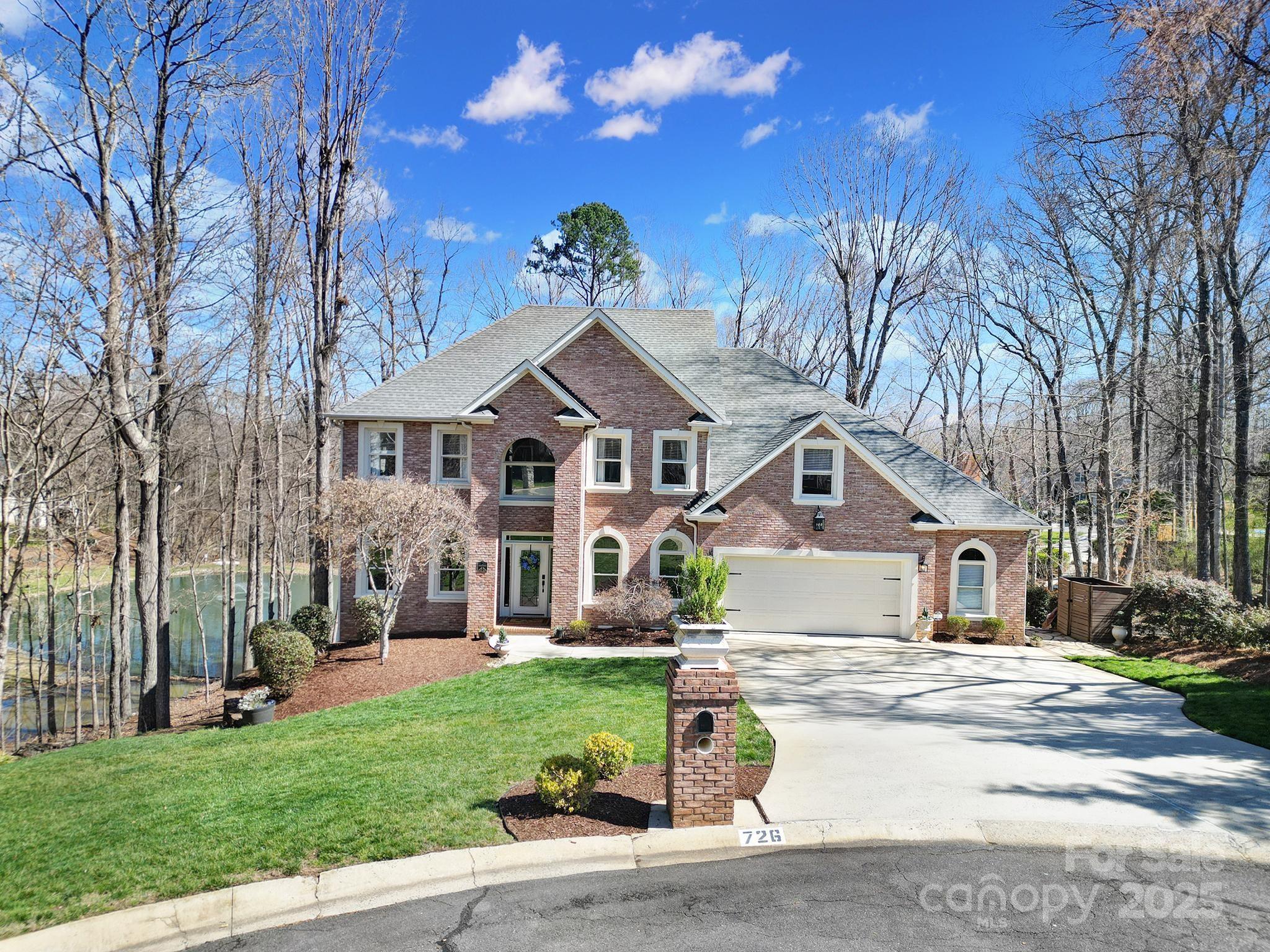 726 Amberly Crossing Property Photo 1