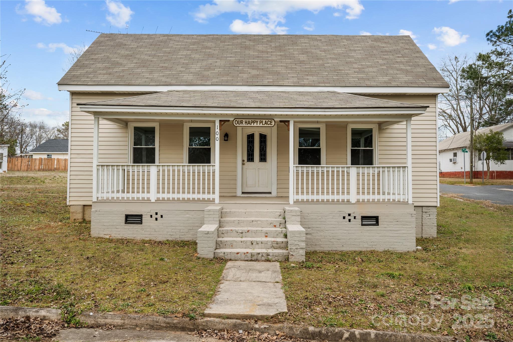 100 Lear Street Property Photo 1