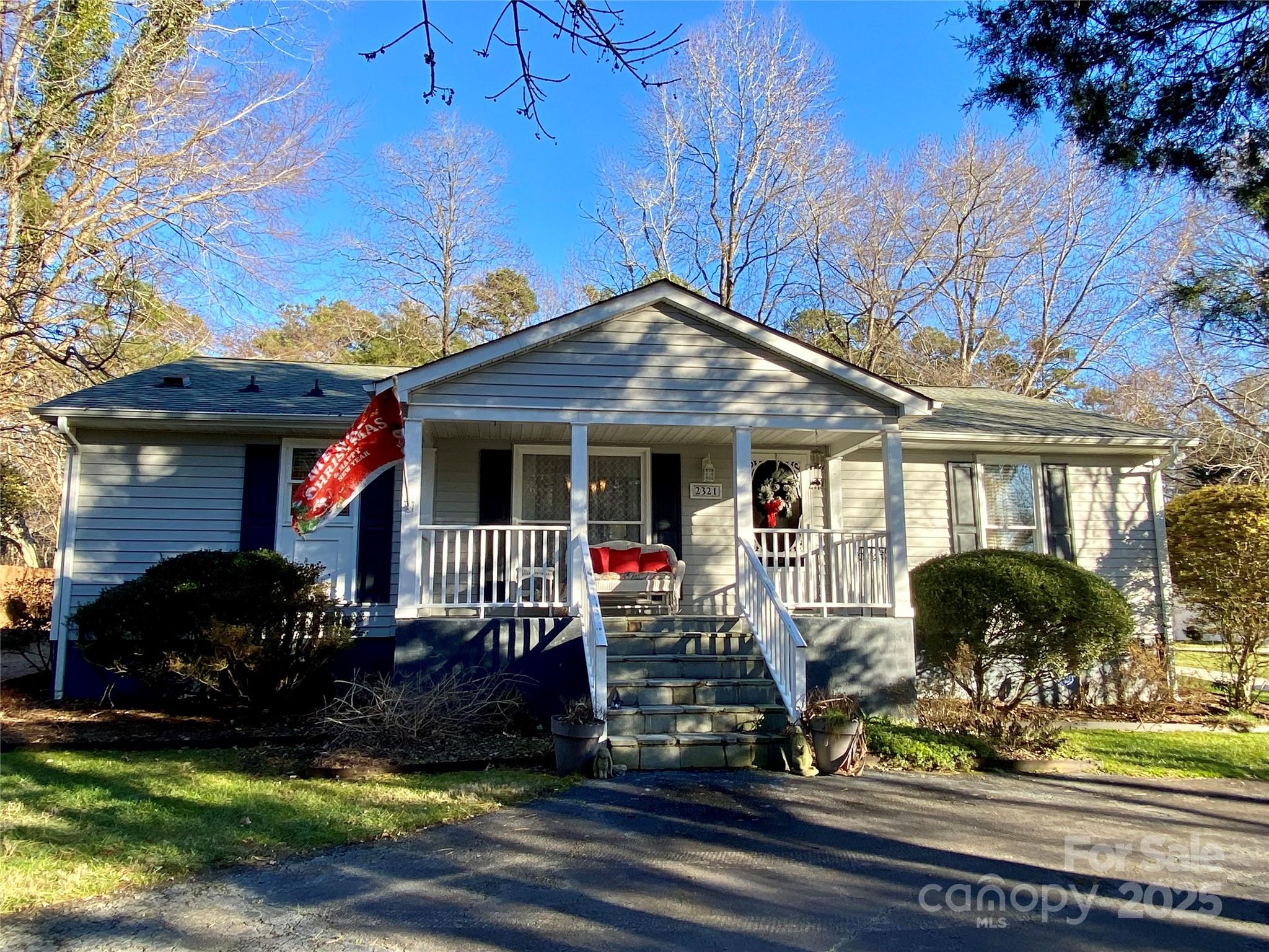 2321 Lakeview Circle Property Photo