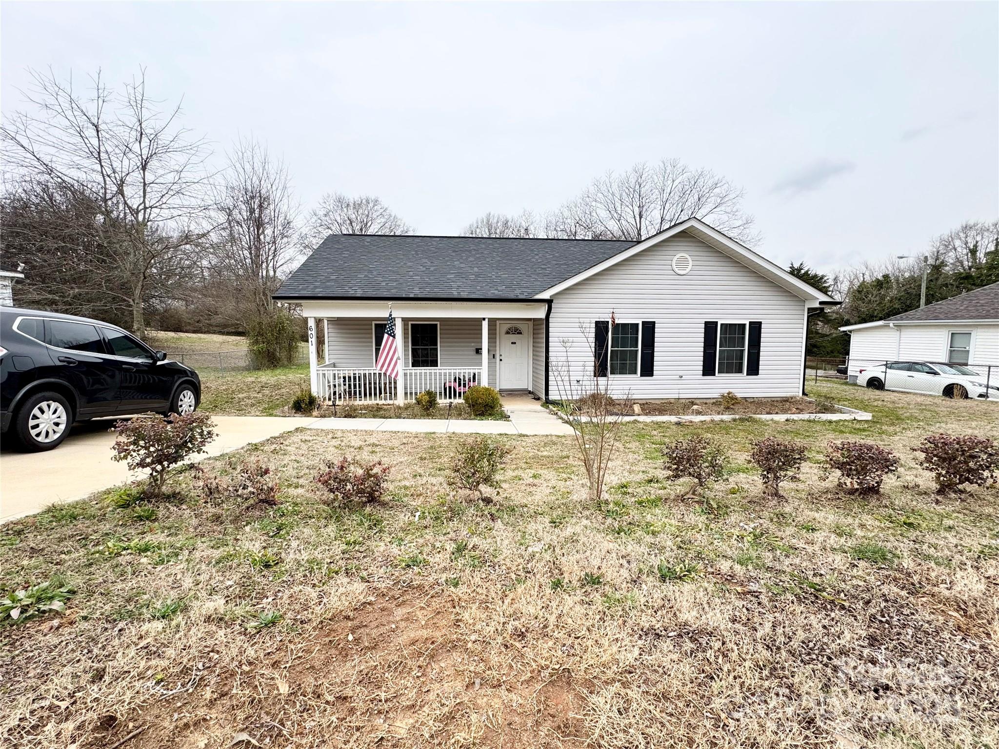 601 Apple Street Property Photo 2