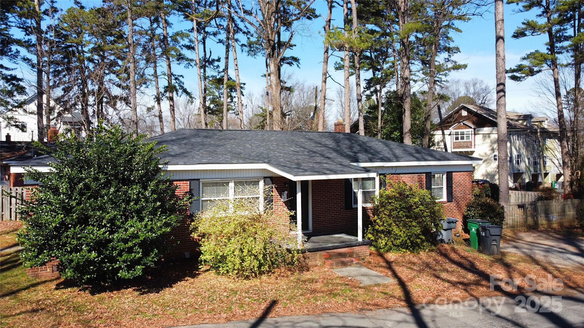 2921 Fort Street Property Photo 1