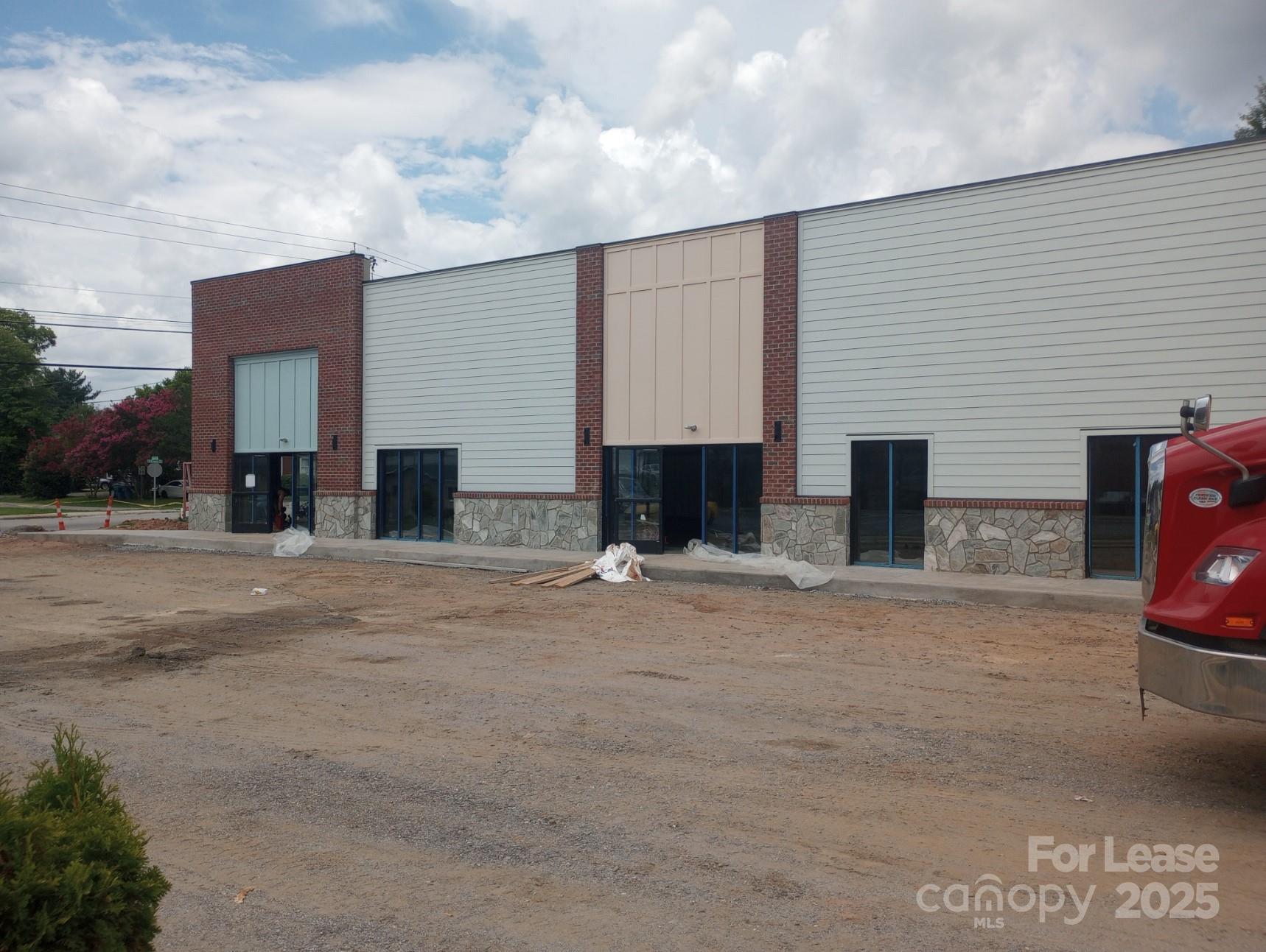 633 S Broadway Street Property Photo 1