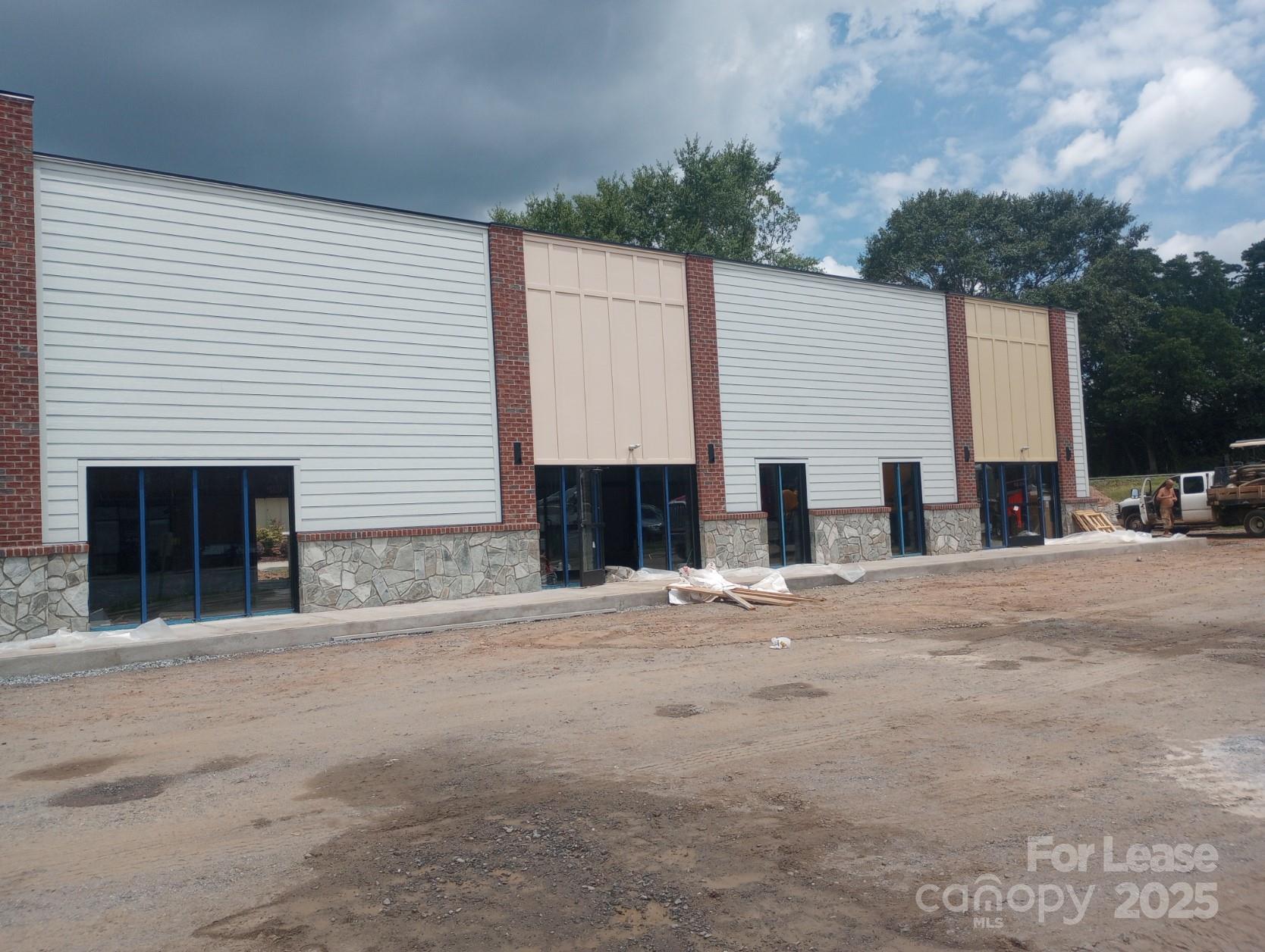 633 S Broadway Street Property Photo 2