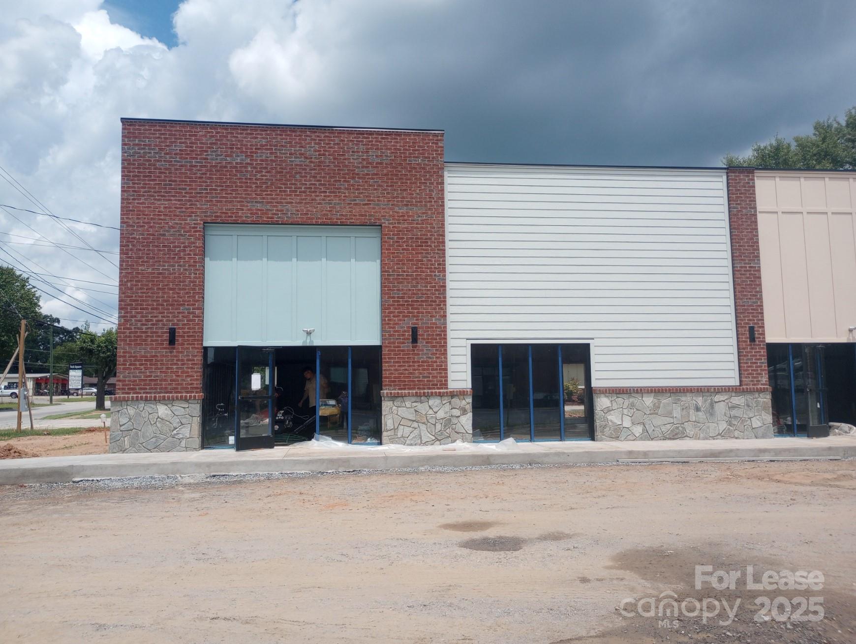 633 S Broadway Street Property Photo 3