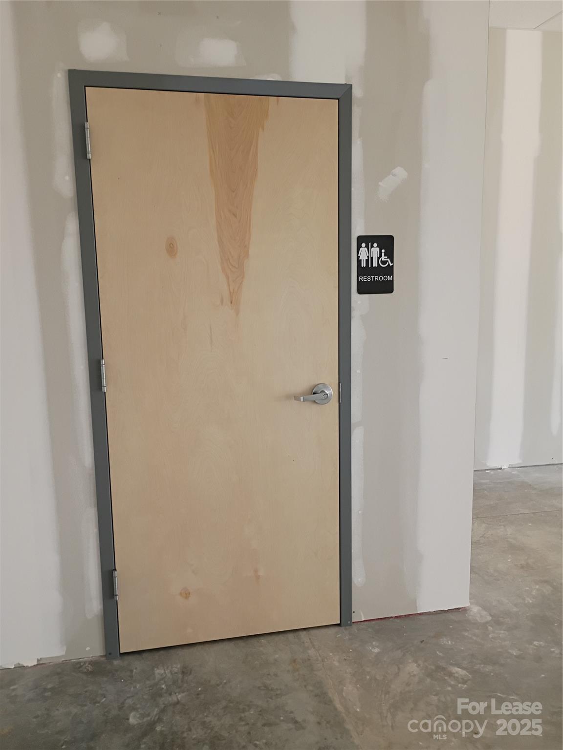 633 S Broadway Street Property Photo 5