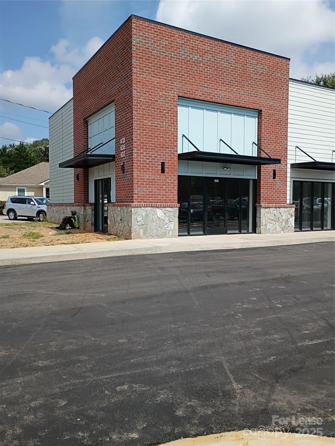 633 S Broadway Street Property Photo 8