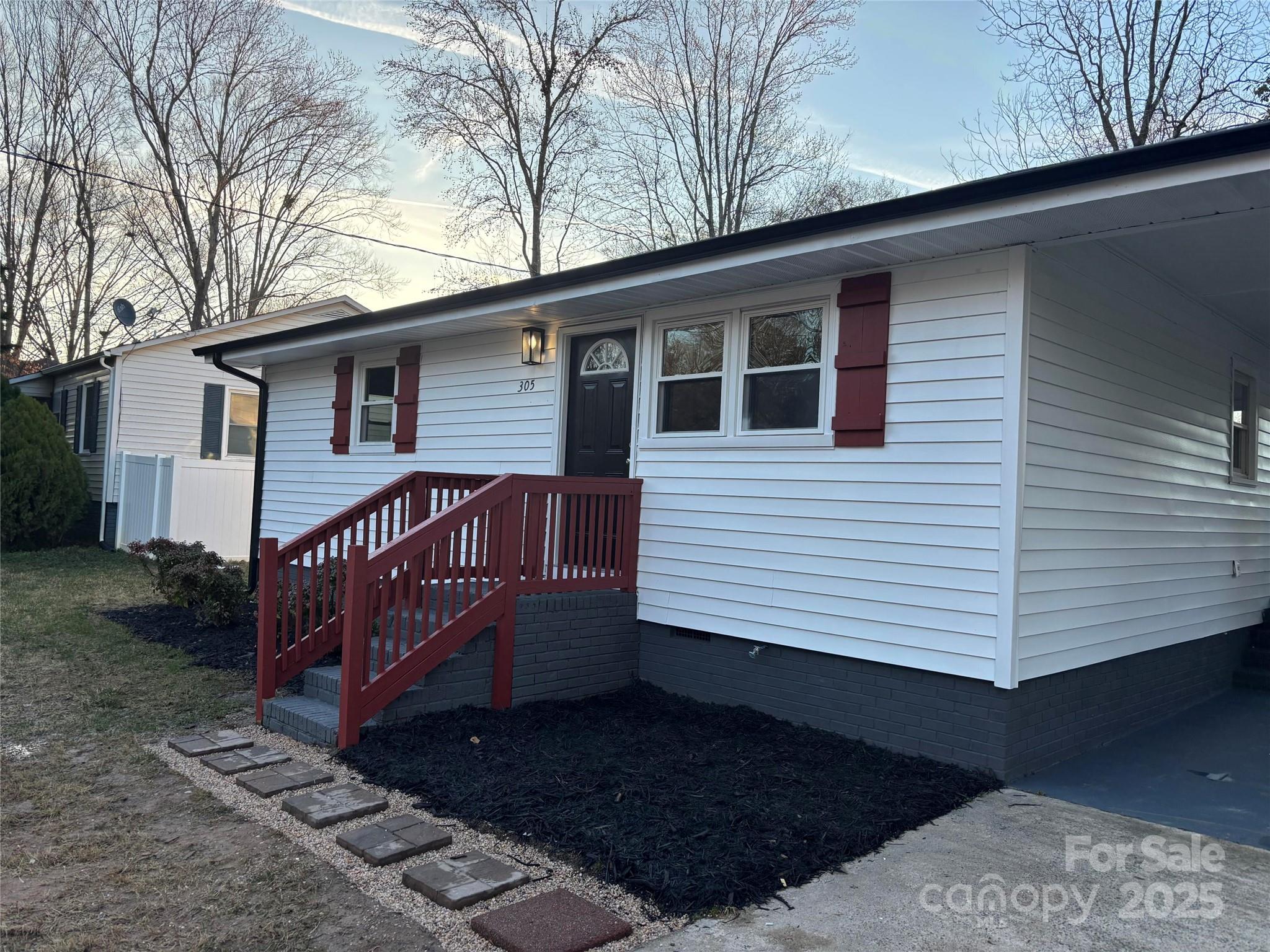 305 W Poplar Street Property Photo