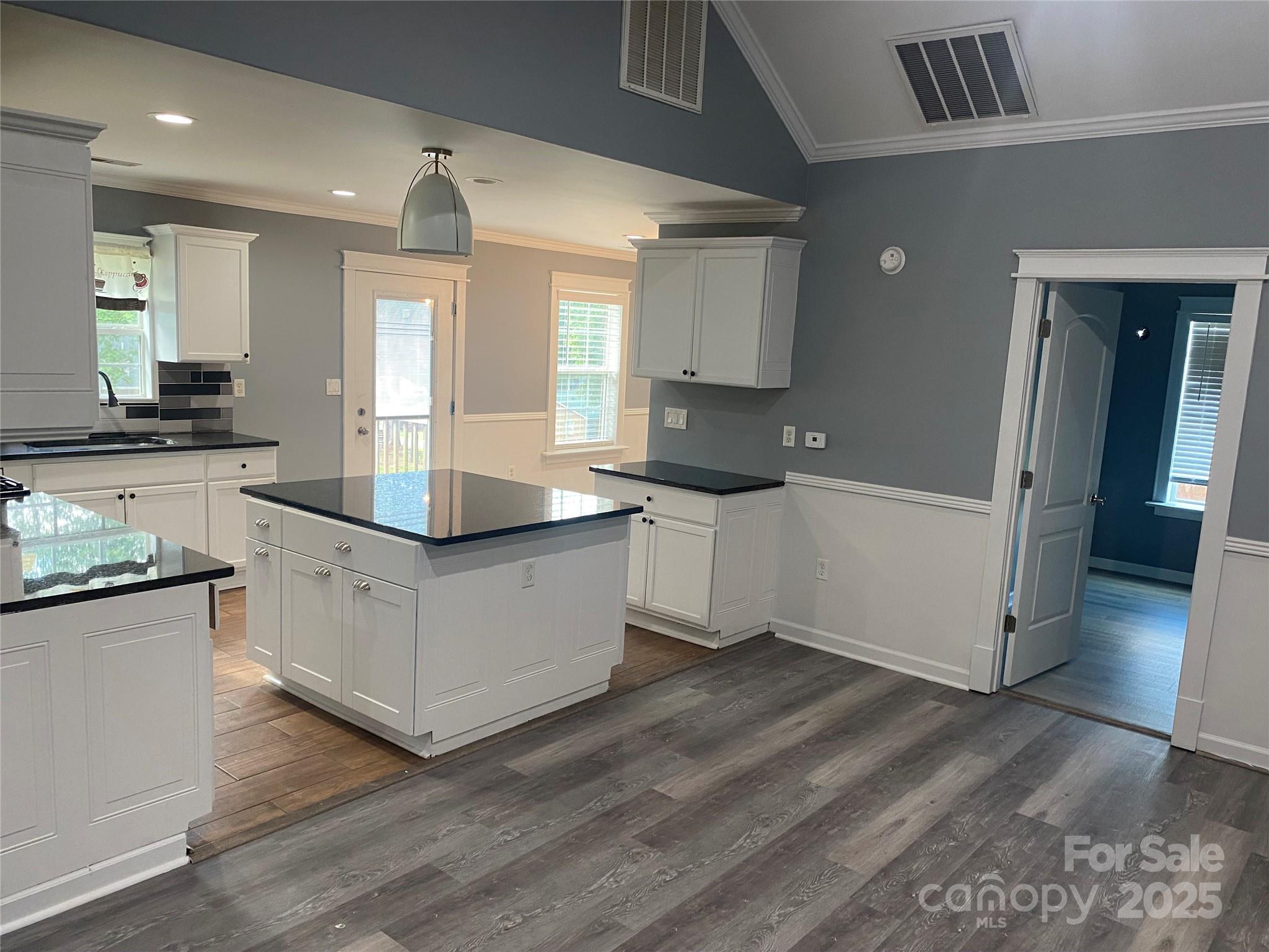 700 Colonial Avenue Property Photo