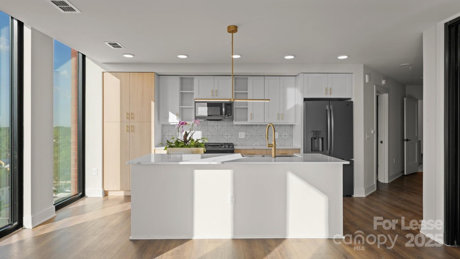 124 E Kingston Avenue C1-b Property Photo 2