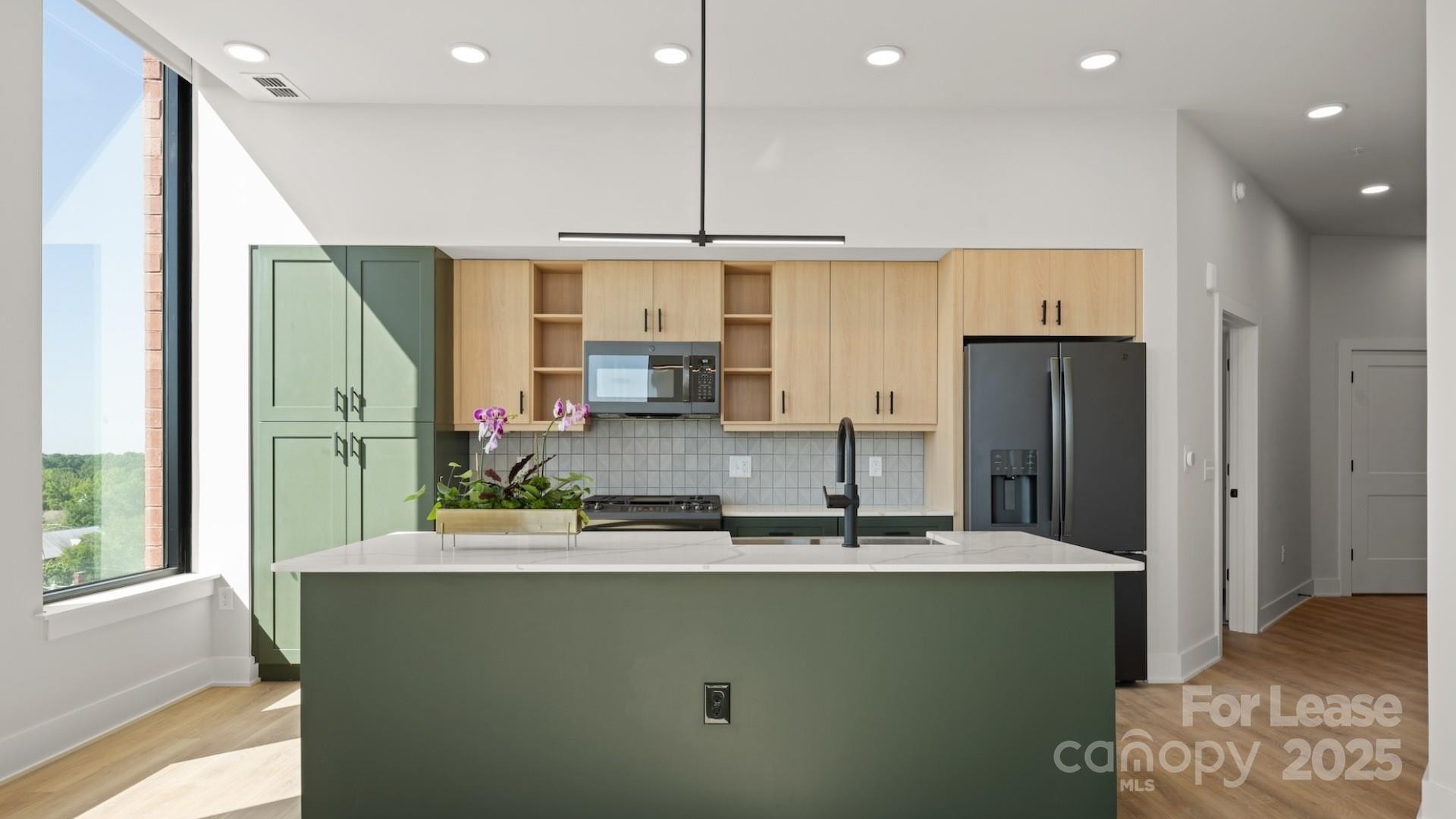 124 E Kingston Avenue C1-b Property Photo 5