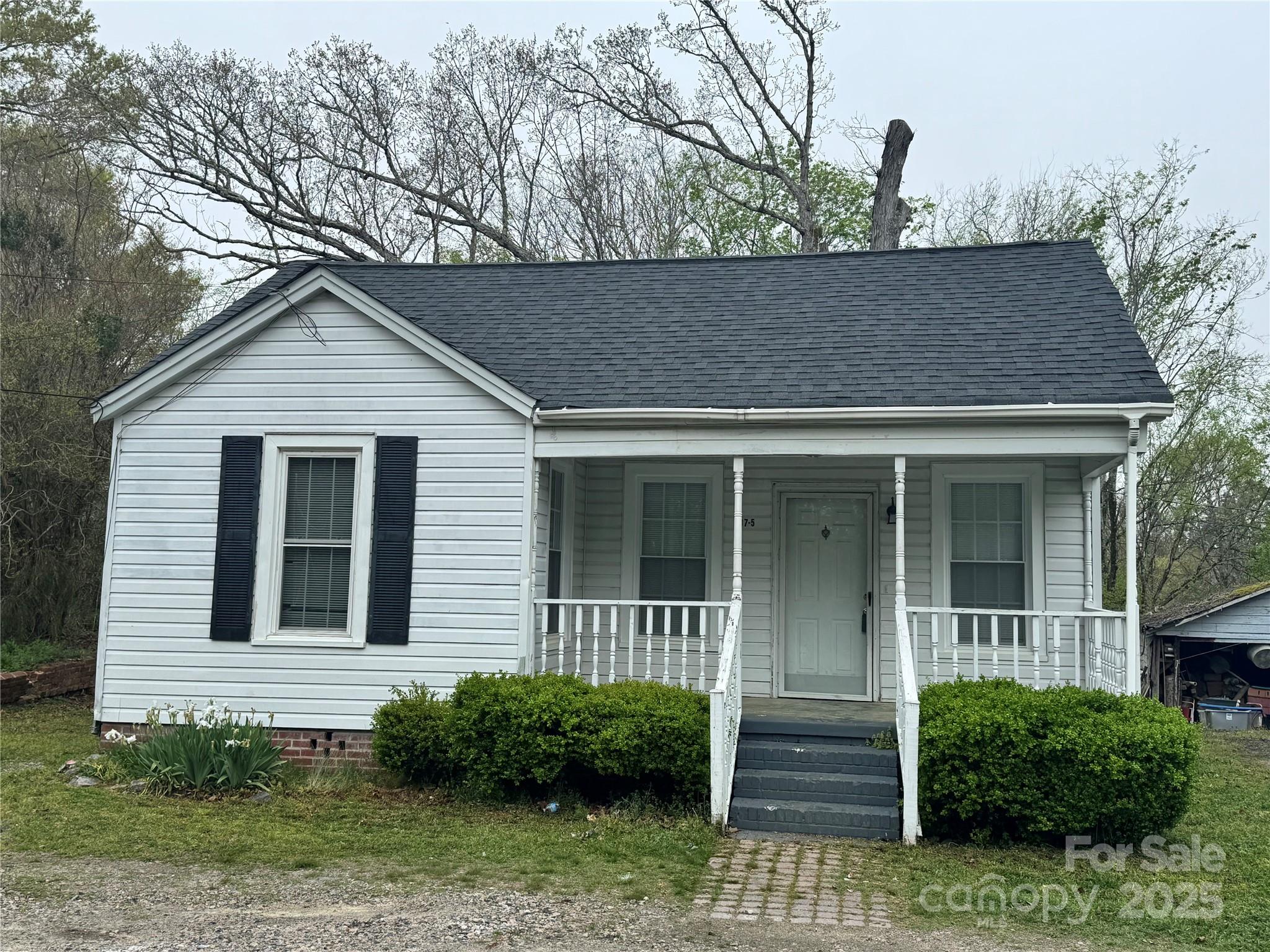 187 1/2 W End Street Property Photo