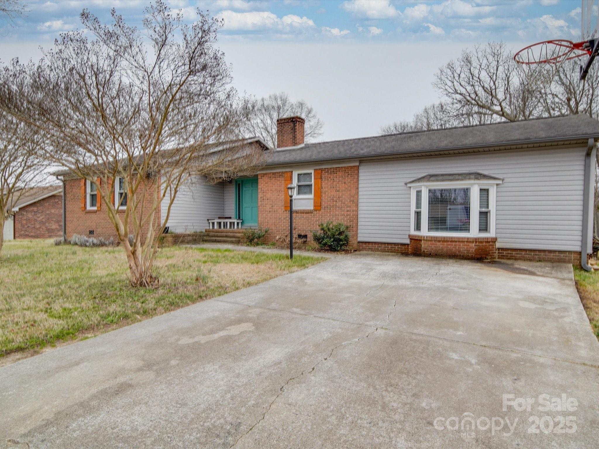 1525 Oakridge Drive Property Photo