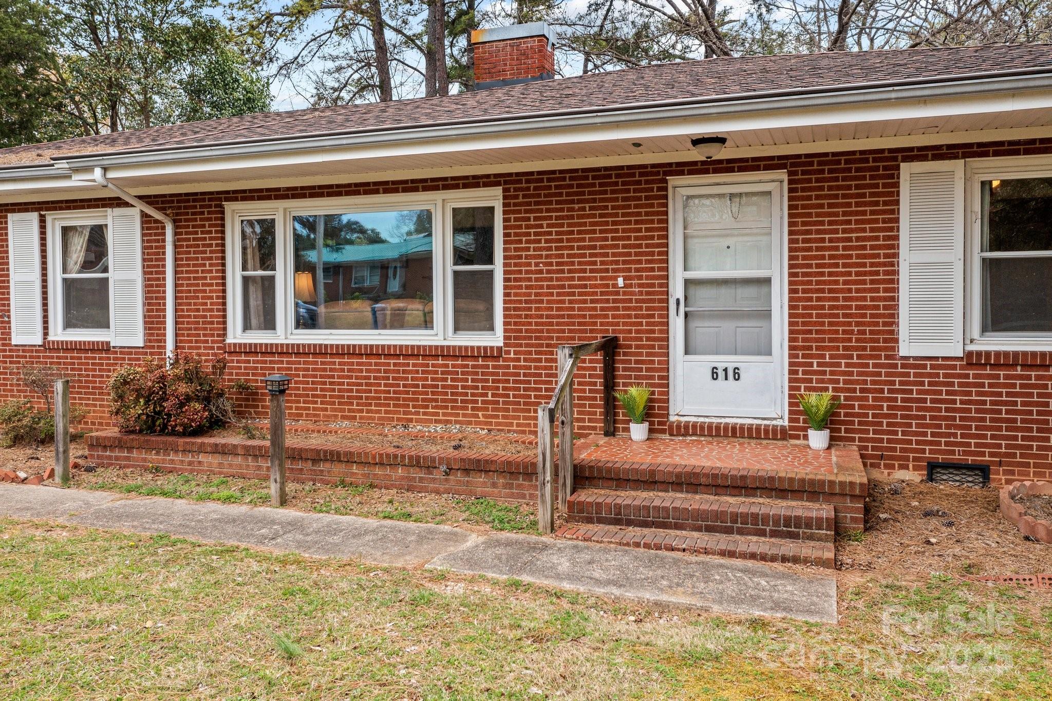 616 W D Avenue Property Photo