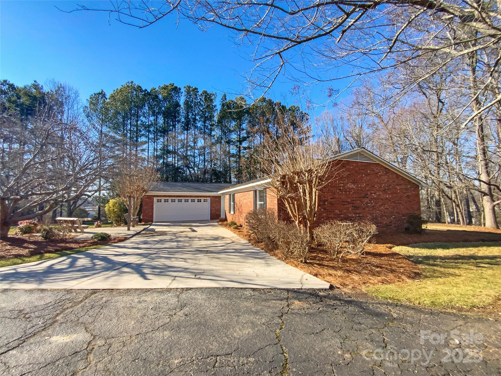1021 Oakridge Farm Highway Property Photo