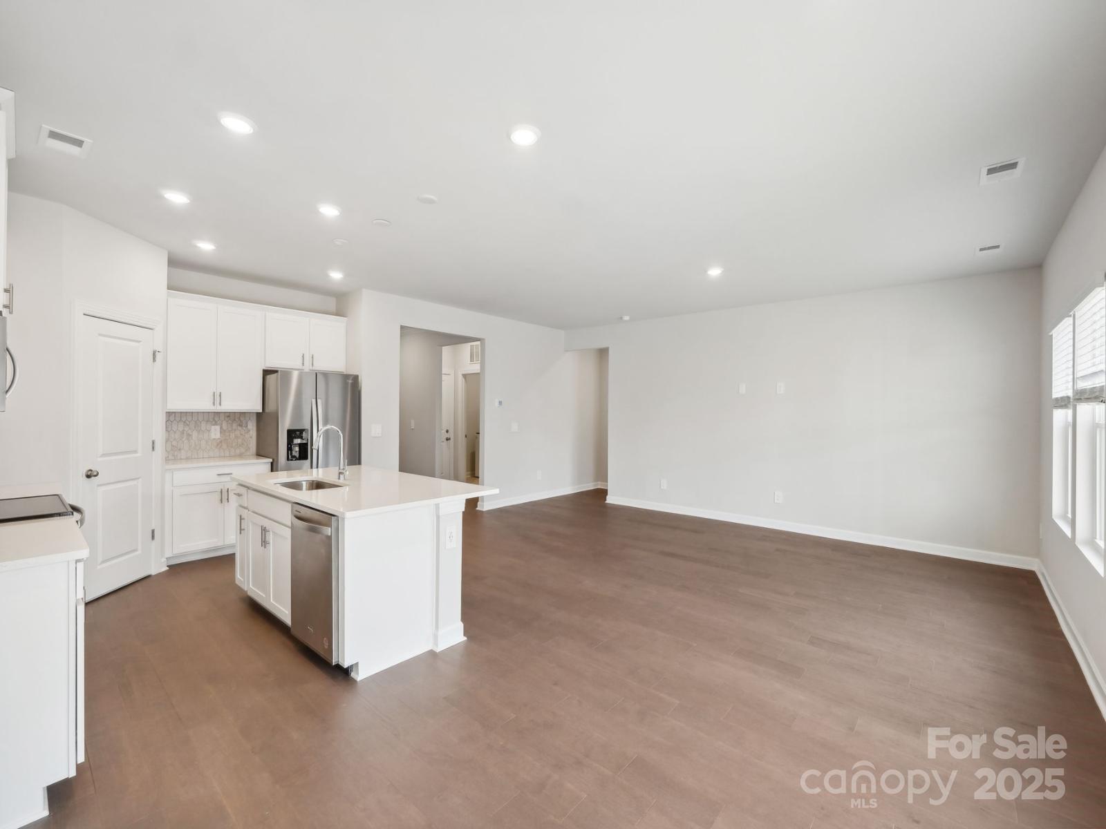 1422 Windy Park Drive Property Photo 3